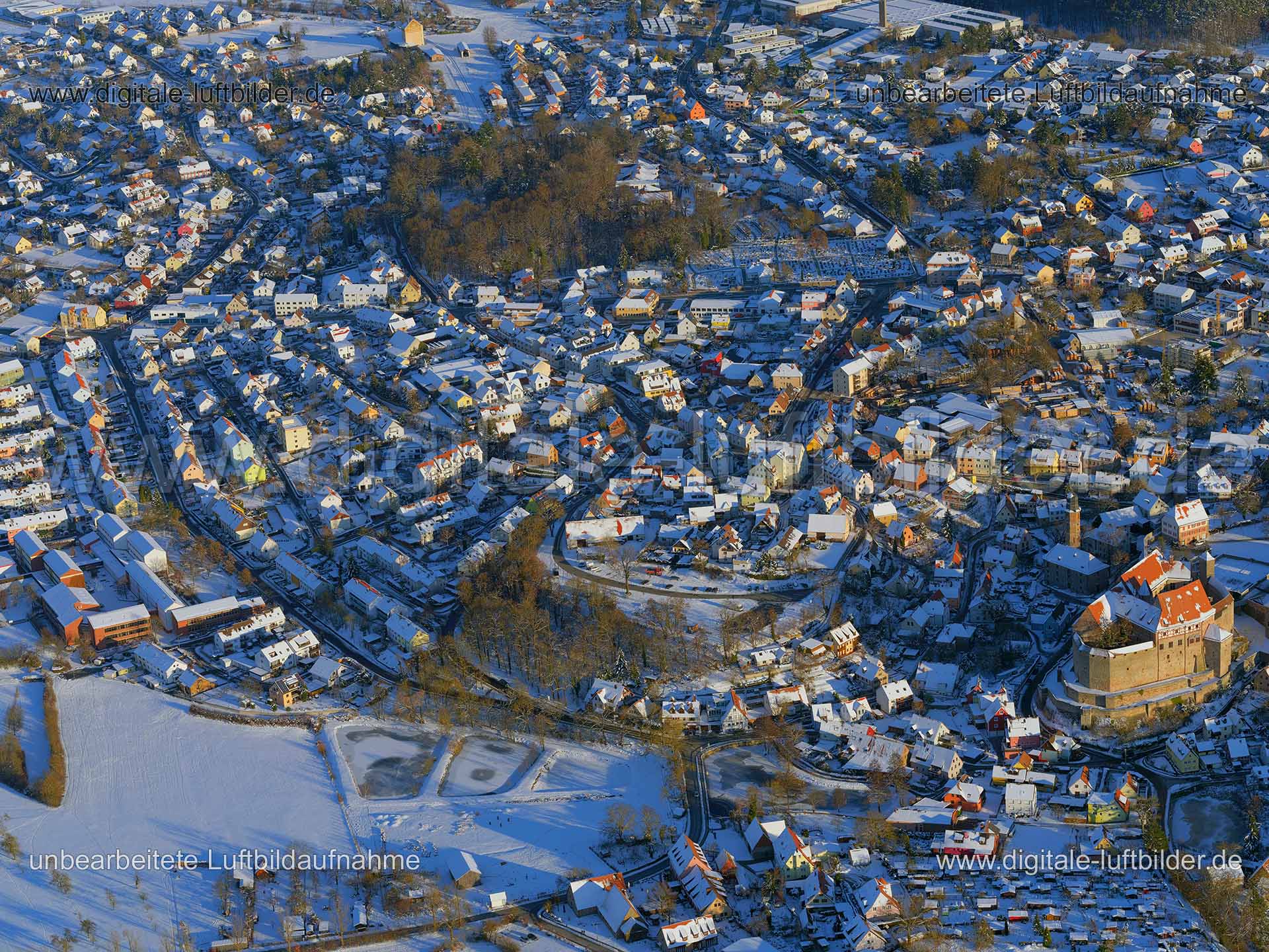 Titel: Cadolzburg, Bildnummer: f392630, Ort / Stadt: Cadolzburg, (Land)Kreis: Landkreis Fürth, Regierungsbezirk: Mittelfranken, Bundesland: Bayern, Aufnahmedatum: 13.02.2021, Schlagwörter: Luftbild, Luftbilder, Luftbildfotografie, Luftaufnahme, Luftbildaufnahme, Luftfoto, Vogelperspektive, Vogelansicht, Schräg- und Senkrecht-Luftaufnahmen, Orthofotografie, Deutschland, Schnee, Eis, 90556, Cadolzburg, Marktplatz, Hindenburgstraße, Breslauer Straße, Sudetenstraße, Rathausplatz, Löffelholzstraße, K