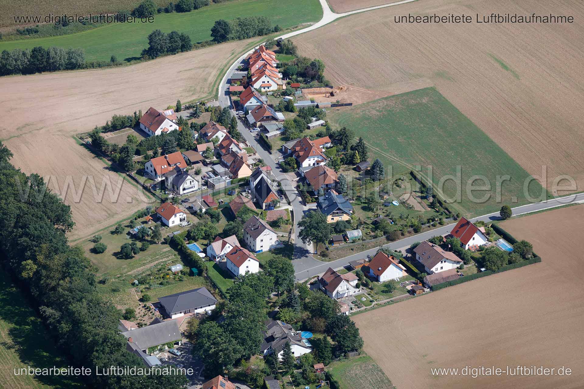 Titel: Greimersdorf, Bildnummer: c158020, Ort / Stadt: Cadolzburg, (Land)Kreis: Landkreis Fürth, Regierungsbezirk: Mittelfranken, Bundesland: Bayern, Aufnahmedatum: 26.08.2015, Schlagwörter: Luftbild, Luftbilder, Luftbildfotografie, Luftaufnahme, Luftbildaufnahme, Luftfoto, Vogelperspektive, Vogelansicht, Deutschland, Schräg- und Senkrecht-Luftaufnahmen, Orthofotografie, Greimersdorf, Monat: August, Jahreszeit: Sommer, Tageszeit: Mittag / Nachmittag, Jahr: 2015, Flug ID: 20150826, Bildstatus: un