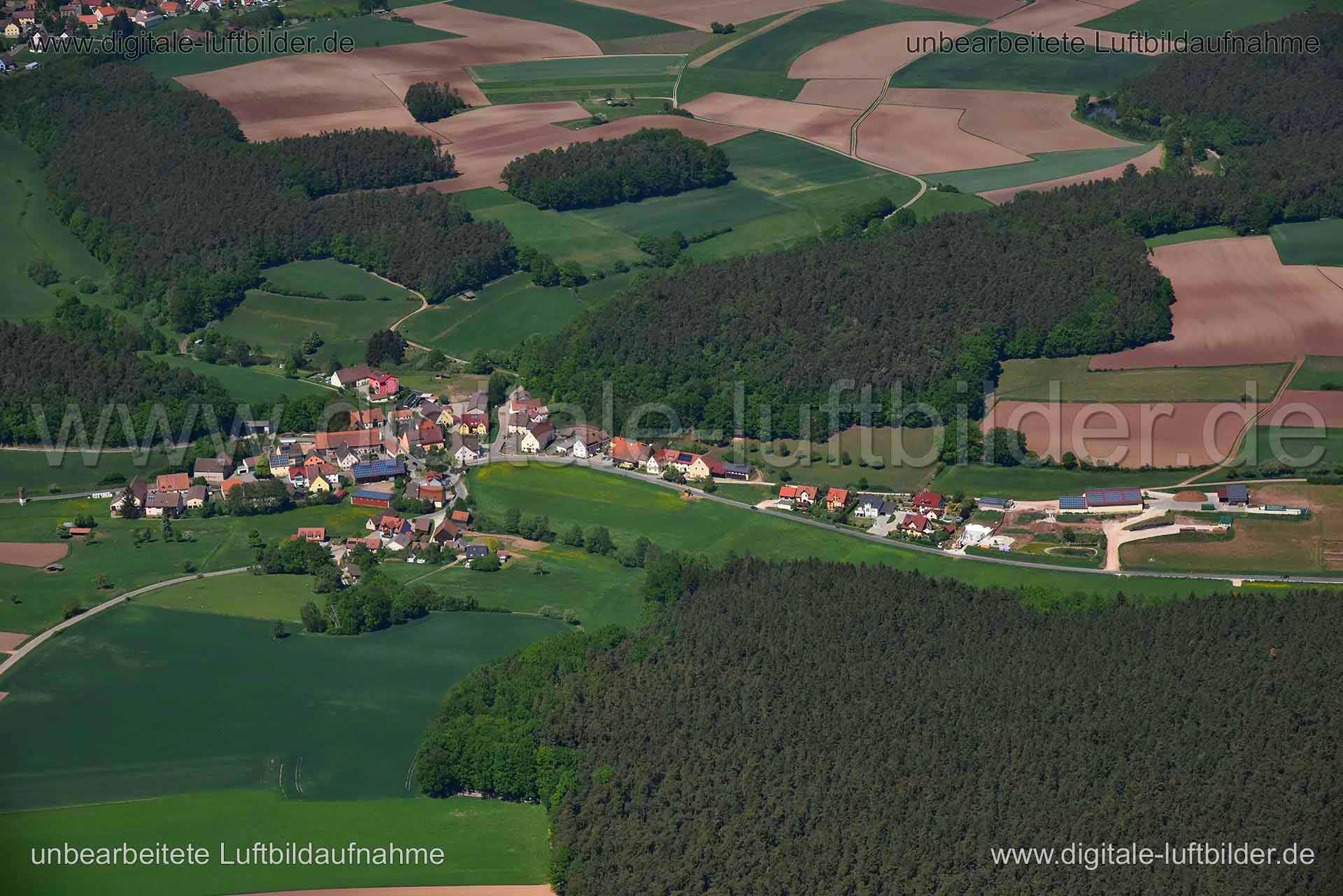 Titel: Vogtsreichenbach, Bildnummer: n265070, Ort / Stadt: Cadolzburg, (Land)Kreis: Landkreis Fürth, Regierungsbezirk: Mittelfranken, Bundesland: Bayern, Aufnahmedatum: 06.05.2018, Schlagwörter: Luftbild, Luftbilder, Luftbildfotografie, Luftaufnahme, Luftbildaufnahme, Luftfoto, Vogelperspektive, Vogelansicht, Deutschland, Schräg- und Senkrecht-Luftaufnahmen, Orthofotografie, Vogtsreichenbach, Panorama, Monat: Mai, Jahreszeit: Sommer, Tageszeit: Mittag / Nachmittag, Jahr: 2018, Flug ID: 20180506,