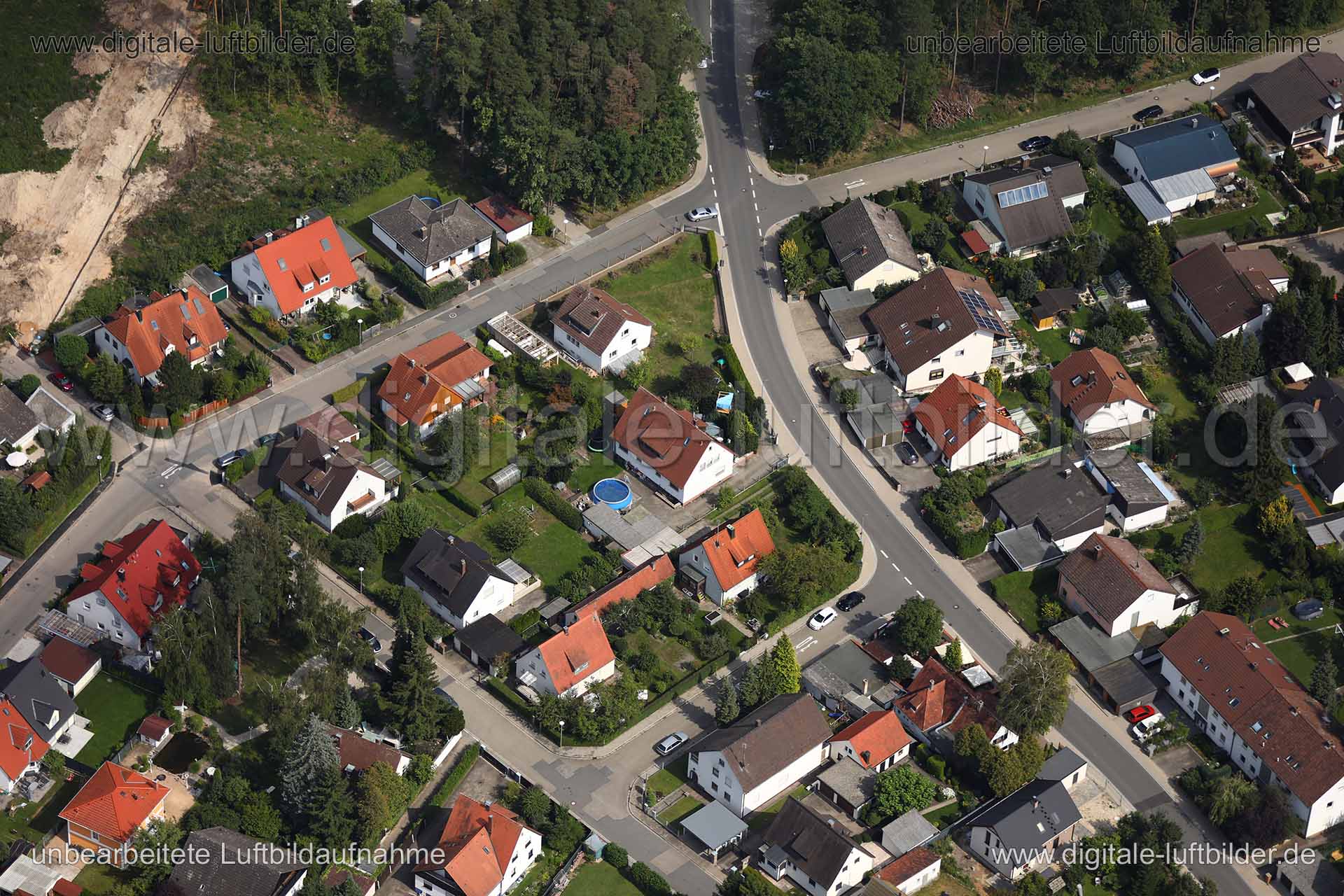 Titel: Wachendorf, Bildnummer: c246550, Ort / Stadt: Cadolzburg, (Land)Kreis: Landkreis Fürth, Regierungsbezirk: Mittelfranken, Bundesland: Bayern, Aufnahmedatum: 15.08.2017, Schlagwörter: Luftbild, Luftbilder, Luftbildfotografie, Luftaufnahme, Luftbildaufnahme, Luftfoto, Vogelperspektive, Vogelansicht, Deutschland, Schräg- und Senkrecht-Luftaufnahmen, Orthofotografie, Wachendorf, Ringstraße, Am Talblick, Langerweg, Monat: August, Jahreszeit: Sommer, Tageszeit: Mittag / Nachmittag, Jahr: 2017, F