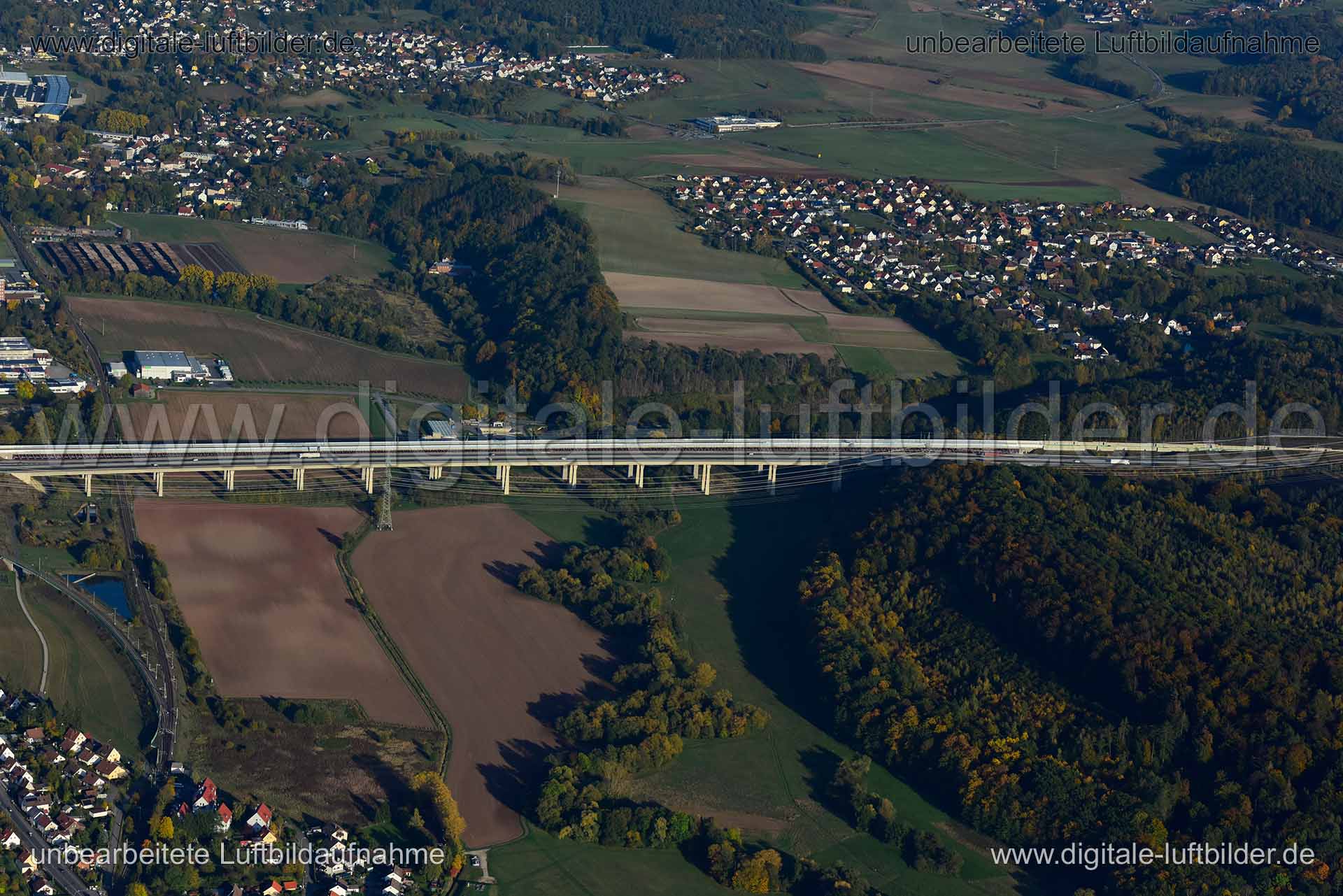 Titel: Itztalbrücke, Bildnummer: n357090, Ort / Stadt: Coburg, (Land)Kreis: kreisfreie Stadt Coburg, Regierungsbezirk: Oberfranken, Bundesland: Bayern, Aufnahmedatum: 14.10.2019, Schlagwörter: Luftbild, Luftbilder, Luftbildfotografie, Luftaufnahme, Luftbildaufnahme, Luftfoto, Vogelperspektive, Vogelansicht, Deutschland, Schräg- und Senkrecht-Luftaufnahmen, Orthofotografie, Itztalbrücke (Coburg), Brücke, Balkenbrücke, Itztalbrücke, Monat: Oktober, Jahreszeit: Herbst, Tageszeit: Mittag / Nachmitta