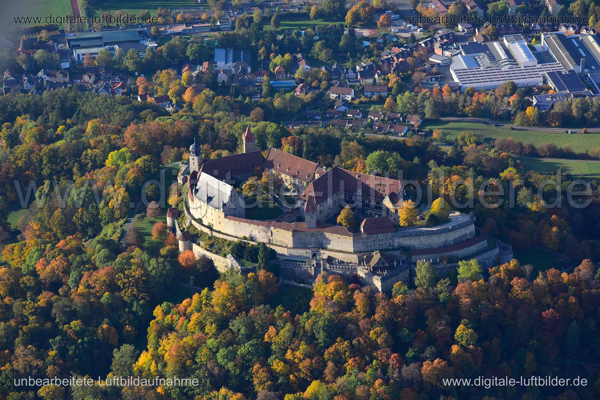 Titel: Veste Coburg, Bildnummer: n356940, Ort / Stadt: Coburg, (Land)Kreis: kreisfreie Stadt Coburg, Regierungsbezirk: Oberfranken, Bundesland: Bayern, Aufnahmedatum: 14.10.2019, Schlagwörter: Luftbild, Luftbilder, Luftbildfotografie, Luftaufnahme, Luftbildaufnahme, Luftfoto, Vogelperspektive, Vogelansicht, Deutschland, Schräg- und Senkrecht-Luftaufnahmen, Orthofotografie, Veste Coburg, Burgen & Schlösser, Festung, Burg, Herbstlaub, Monat: Oktober, Jahreszeit: Herbst, Tageszeit: Mittag / Nachmit