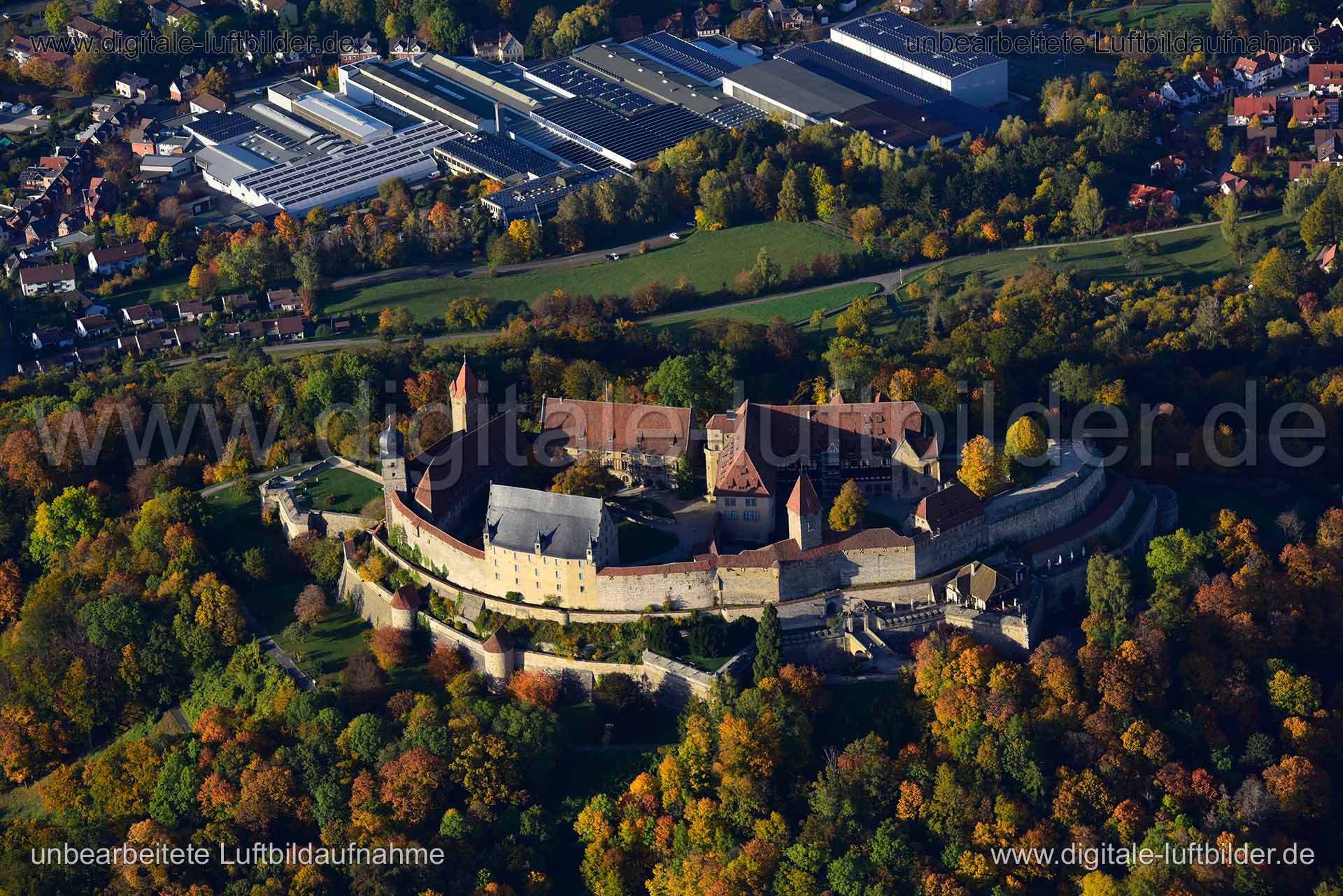 Titel: Veste Coburg, Bildnummer: n356970, Ort / Stadt: Coburg, (Land)Kreis: kreisfreie Stadt Coburg, Regierungsbezirk: Oberfranken, Bundesland: Bayern, Aufnahmedatum: 14.10.2019, Schlagwörter: Luftbild, Luftbilder, Luftbildfotografie, Luftaufnahme, Luftbildaufnahme, Luftfoto, Vogelperspektive, Vogelansicht, Deutschland, Schräg- und Senkrecht-Luftaufnahmen, Orthofotografie, Veste Coburg, Burgen & Schlösser, Festung, Burg, Herbstlaub, Monat: Oktober, Jahreszeit: Herbst, Tageszeit: Mittag / Nachmit