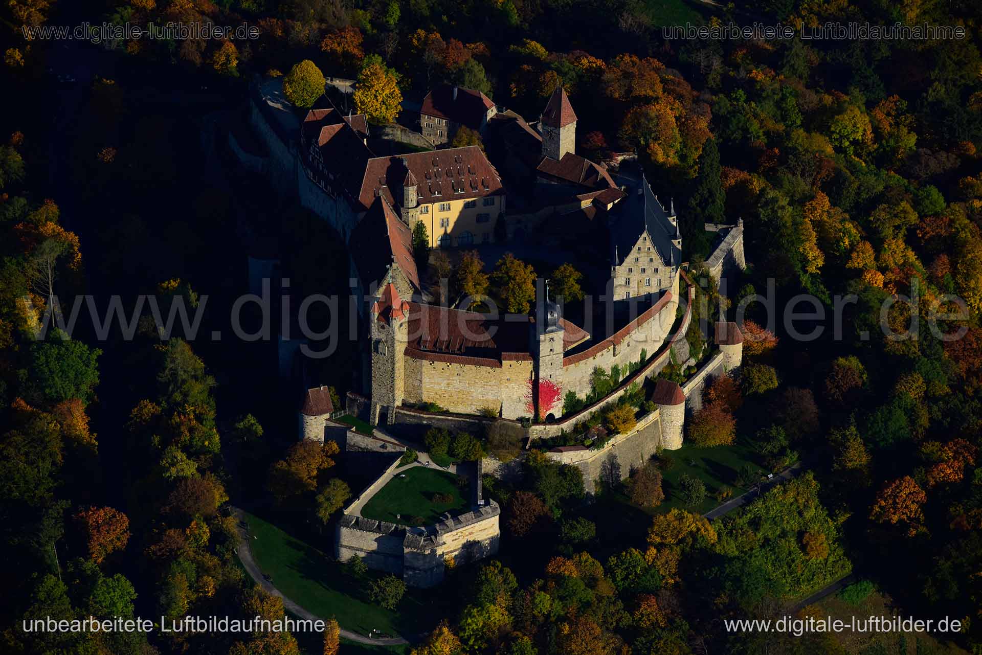 Titel: Veste Coburg, Bildnummer: n357070, Ort / Stadt: Coburg, (Land)Kreis: kreisfreie Stadt Coburg, Regierungsbezirk: Oberfranken, Bundesland: Bayern, Aufnahmedatum: 14.10.2019, Schlagwörter: Luftbild, Luftbilder, Luftbildfotografie, Luftaufnahme, Luftbildaufnahme, Luftfoto, Vogelperspektive, Vogelansicht, Deutschland, Schräg- und Senkrecht-Luftaufnahmen, Orthofotografie, Veste Coburg, Burgen & Schlösser, Festung, Burg, Herbstlaub, Monat: Oktober, Jahreszeit: Herbst, Tageszeit: Mittag / Nachmit