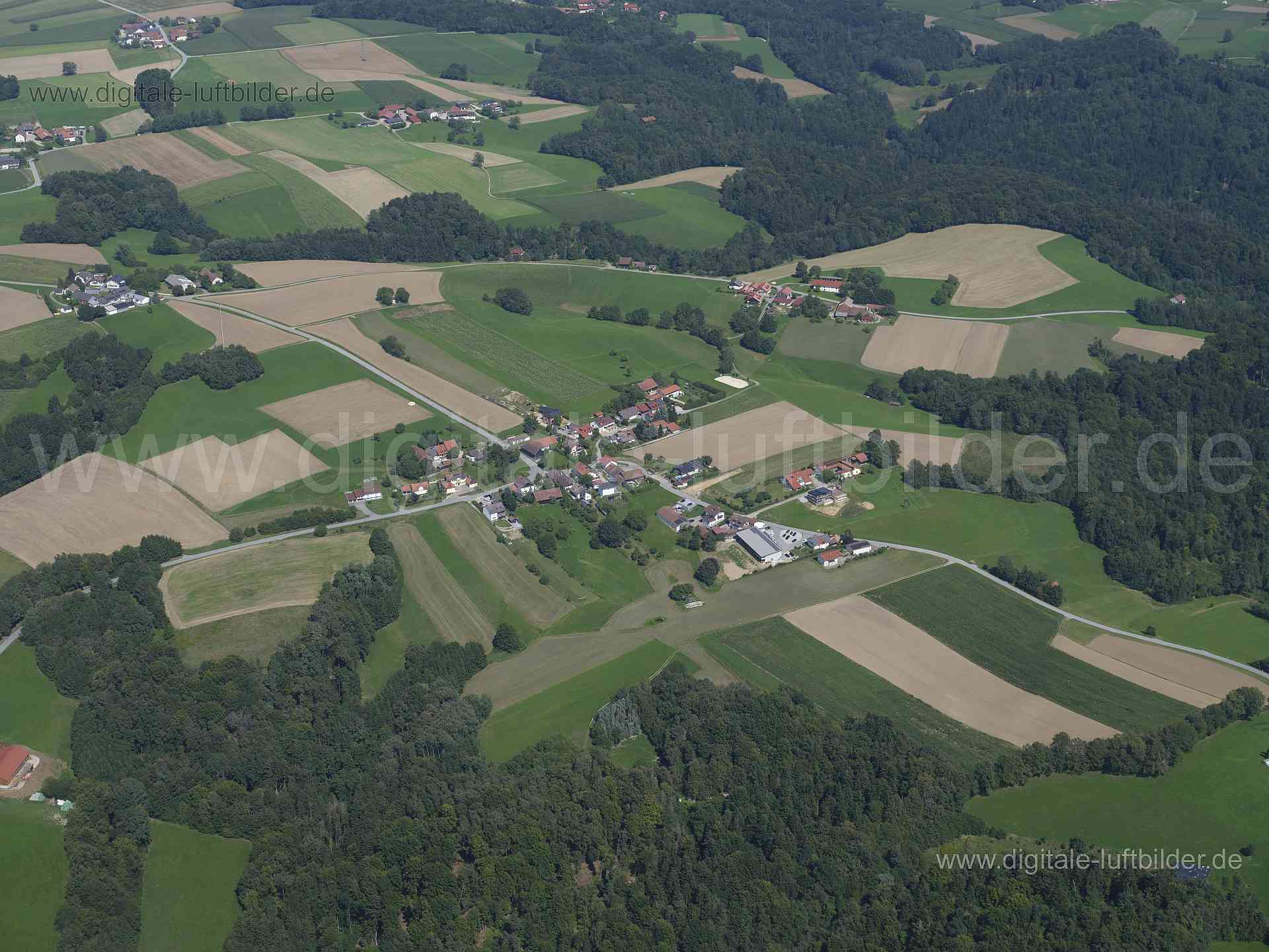 Titel: Deggenau, Reinprechting, Bildnummer: f521460, Ort / Stadt: Deggendorf, (Land)Kreis: Landkreis Deggendorf, Regierungsbezirk: Niederbayern, Bundesland: Bayern, Aufnahmedatum: 20.08.2023, Schlagwörter: Deutschland, , Deggenau, Reinprechting, Dorf, Monat: August, Jahreszeit: Sommer, Tageszeit: Vormittag / Mittag, Jahr: 2023, Flug ID: 20230820, Bildstatus: unbearbeitetes Rohbild, Bildabmessung: 8256 x 5504 Pixel, Fotograf & Copyright: Oliver Acker