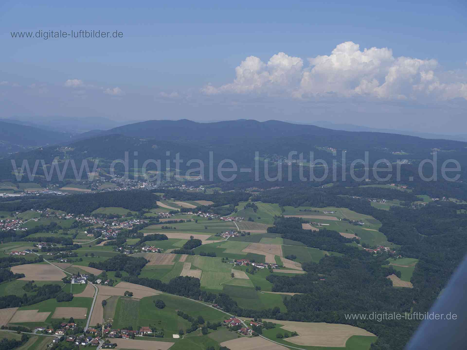 Titel: Hausstein, Bildnummer: f521440, Ort / Stadt: Deggendorf, (Land)Kreis: Landkreis Deggendorf, Regierungsbezirk: Niederbayern, Bundesland: Bayern, Aufnahmedatum: 20.08.2023, Schlagwörter: Deutschland, , Hausstein, Panorama, Himmel, Horizont, Monat: August, Jahreszeit: Sommer, Tageszeit: Vormittag / Mittag, Jahr: 2023, Flug ID: 20230820, Bildstatus: unbearbeitetes Rohbild, Bildabmessung: 8256 x 5504 Pixel, Fotograf & Copyright: Oliver Acker