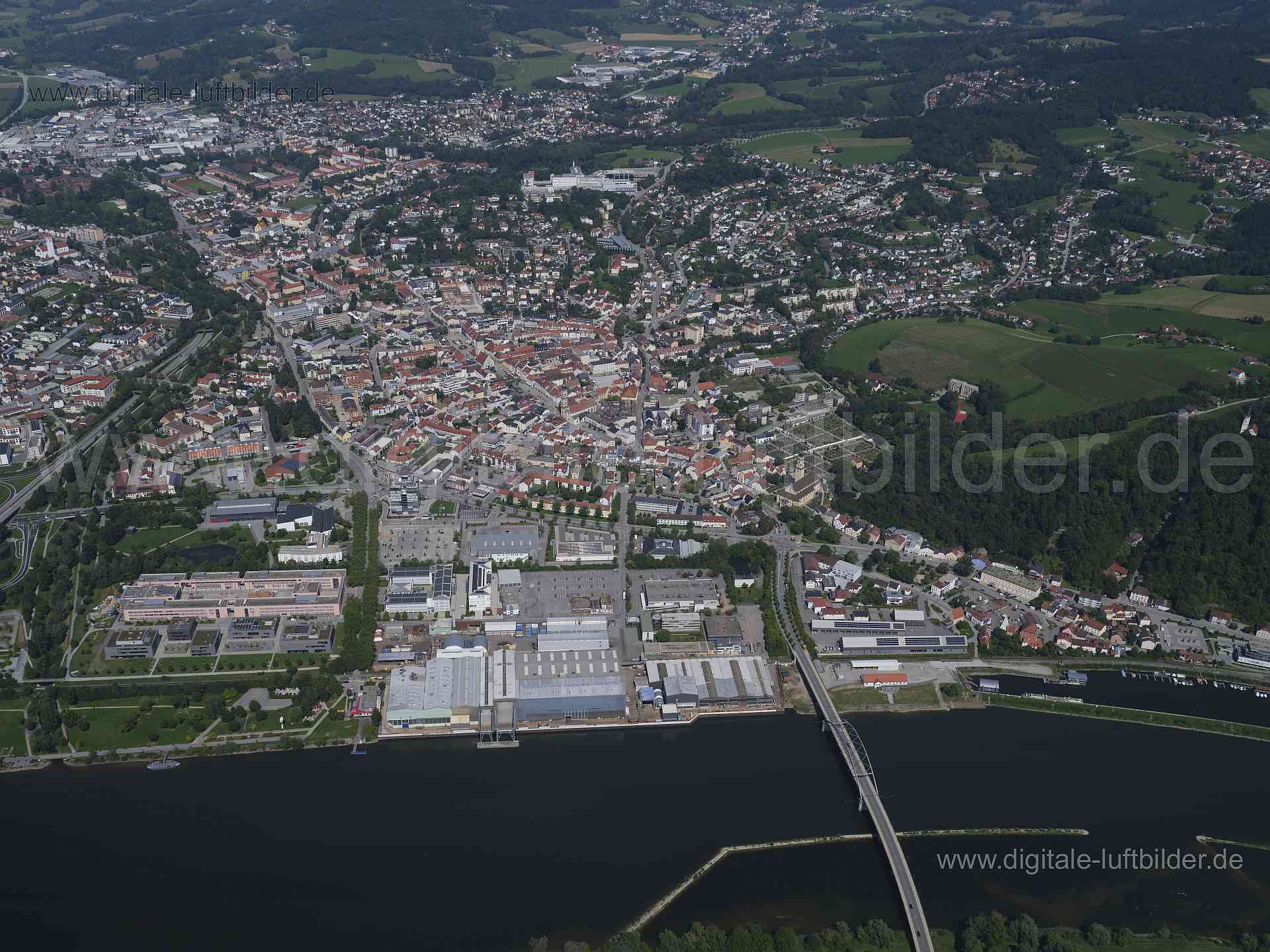 Titel: MAN Werk Deggendorf, Bildnummer: f521500, Ort / Stadt: Deggendorf, (Land)Kreis: Landkreis Deggendorf, Regierungsbezirk: Niederbayern, Bundesland: Bayern, Aufnahmedatum: 20.08.2023, Schlagwörter: Deutschland, , MAN Werk Deggendorf, MAN, Produktion, Gewerbeimmobilien, Donau, Technische Hochschule Deggendorf, Panorama, Monat: August, Jahreszeit: Sommer, Tageszeit: Vormittag / Mittag, Jahr: 2023, Flug ID: 20230820, Bildstatus: unbearbeitetes Rohbild, Bildabmessung: 8256 x 5504 Pixel, Fotograf