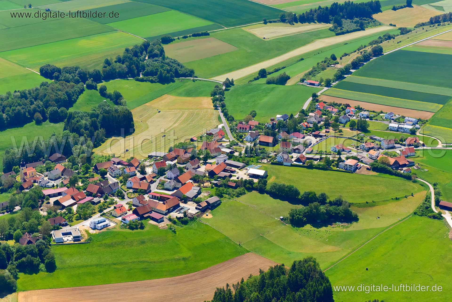 Titel: Tauernfeld, Bildnummer: n300970, Ort / Stadt: Deining, (Land)Kreis: Landkreis Neumarkt in der Oberpfalz, Regierungsbezirk: Oberpfalz, Bundesland: Bayern, Aufnahmedatum: 03.06.2019, Schlagwörter: Luftbild, Luftbilder, Luftbildfotografie, Luftaufnahme, Luftbildaufnahme, Luftfoto, Vogelperspektive, Vogelansicht, Deutschland, Schräg- und Senkrecht-Luftaufnahmen, Orthofotografie, Dorf, Landwirtschaft, Acker, Äcker, Tauernfeld, Monat: Juni, Jahreszeit: Sommer, Tageszeit: Mittag / Nachmittag, Ja
