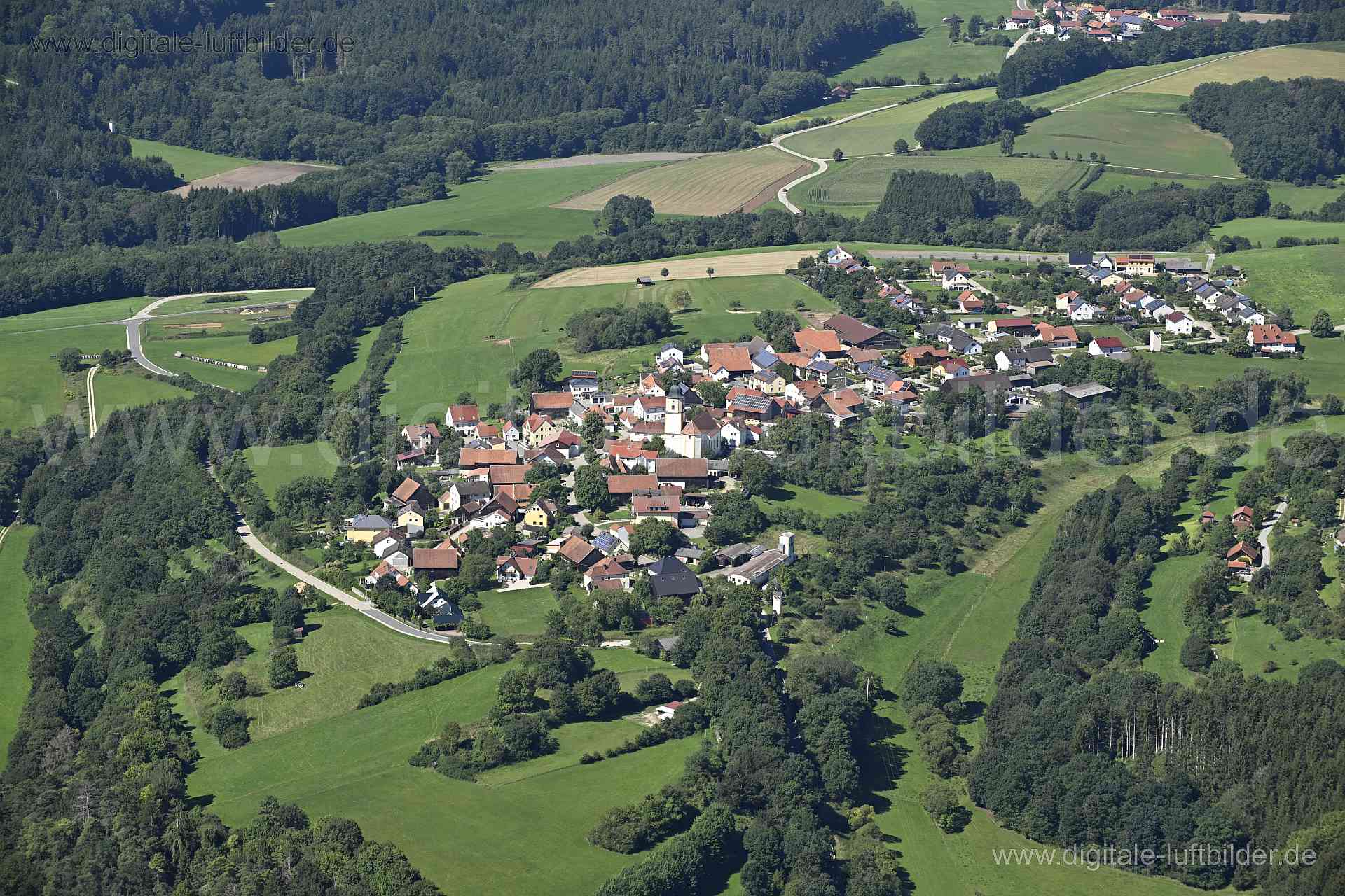 Titel: Waltersberg, Bildnummer: n511020, Ort / Stadt: Deining, (Land)Kreis: Landkreis Neumarkt in der Oberpfalz, Regierungsbezirk: Oberpfalz, Bundesland: Bayern, Aufnahmedatum: 11.08.2023, Schlagwörter: Deutschland, , Waltersberg, Monat: August, Jahreszeit: Sommer, Tageszeit: Vormittag / Mittag, Jahr: 2023, Flug ID: 20230811, Bildstatus: unbearbeitetes Rohbild, Bildabmessung: 8256 x 5504 Pixel, Fotograf & Copyright: Oliver Acker