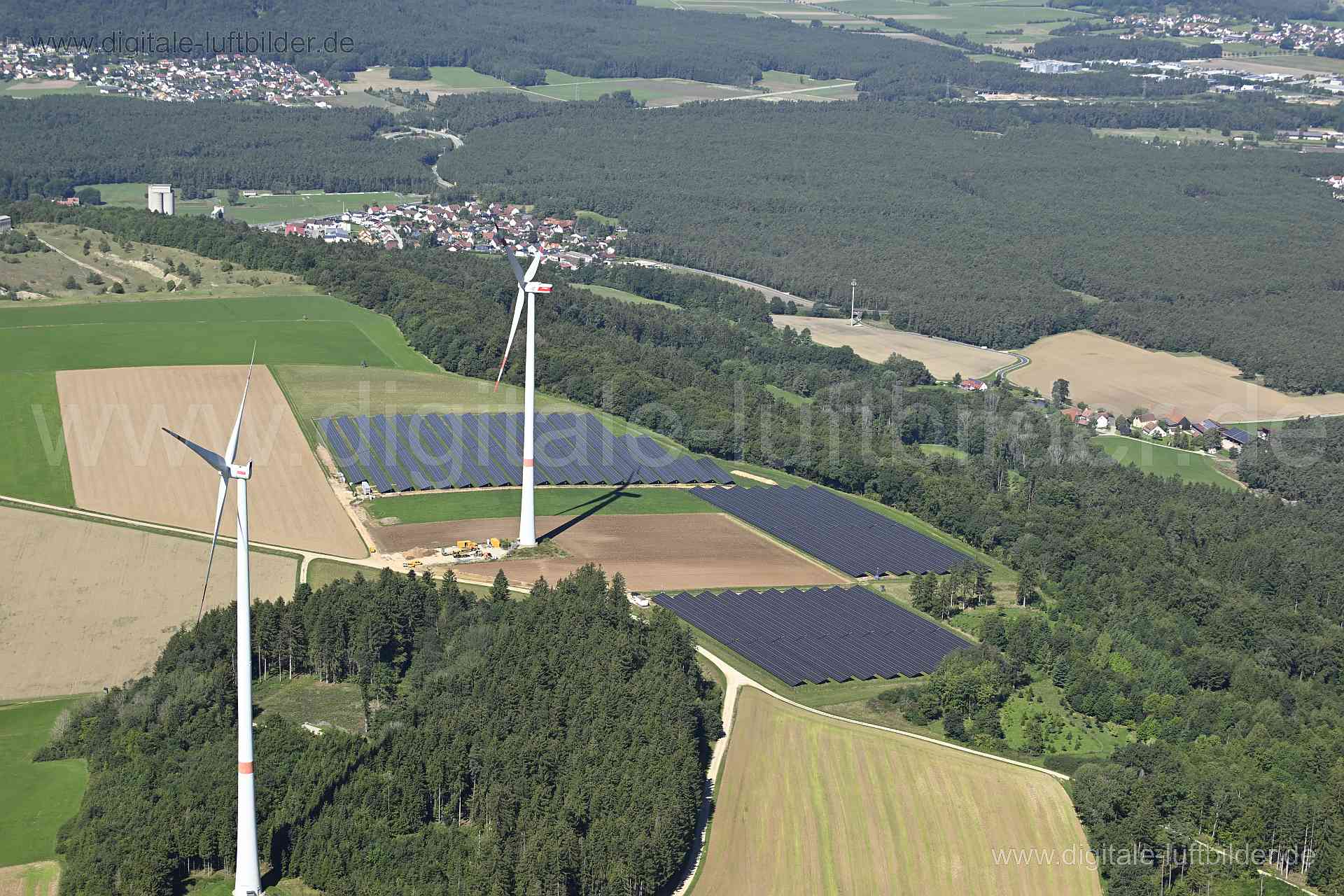Titel: Weichselberg, Bildnummer: n511010, Ort / Stadt: Deining, (Land)Kreis: Landkreis Neumarkt in der Oberpfalz, Regierungsbezirk: Oberpfalz, Bundesland: Bayern, Aufnahmedatum: 11.08.2023, Schlagwörter: Deutschland, , Windkraft, Windrad, Windräder, Photovoltaik, Stromgewinnung, Erneuerbare Energien, Monat: August, Jahreszeit: Sommer, Tageszeit: Vormittag / Mittag, Jahr: 2023, Flug ID: 20230811, Bildstatus: unbearbeitetes Rohbild, Bildabmessung: 8256 x 5504 Pixel, Fotograf & Copyright: Oliver Ac