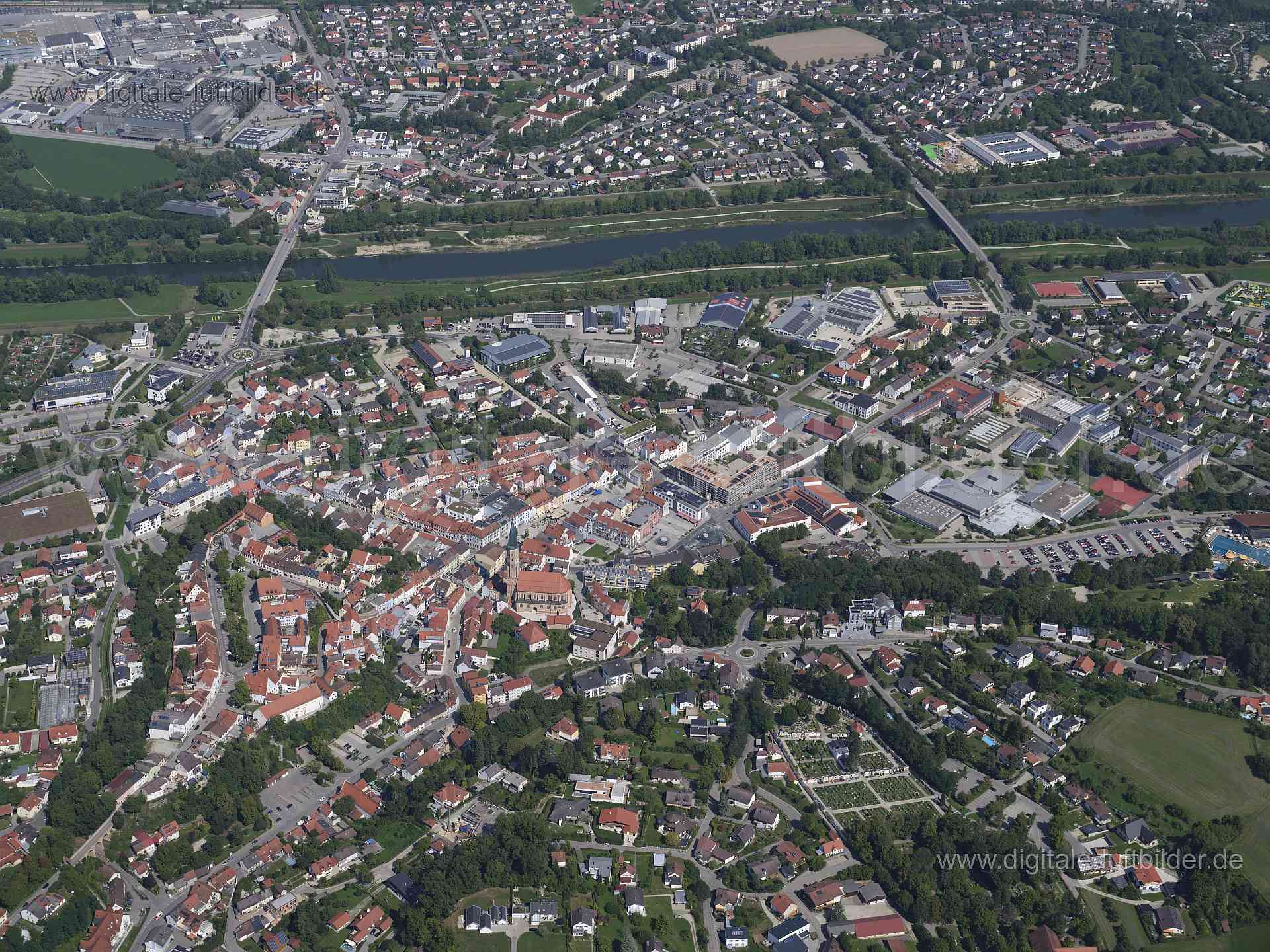 Titel: Altstadt Dingolfing, Bildnummer: f521050, Ort / Stadt: Dingolfing, (Land)Kreis: Landkreis Dingolfing-Landau, Regierungsbezirk: Niederbayern, Bundesland: Bayern, Aufnahmedatum: 20.08.2023, Schlagwörter: Deutschland, , Altstadt, Isar, St. Johannes Kirche, Kirche, Reisbacher Straße, Monat: August, Jahreszeit: Sommer, Tageszeit: Vormittag / Mittag, Jahr: 2023, Flug ID: 20230820, Bildstatus: unbearbeitetes Rohbild, Bildabmessung: 11648 x 8736 Pixel, Fotograf & Copyright: Oliver Acker
