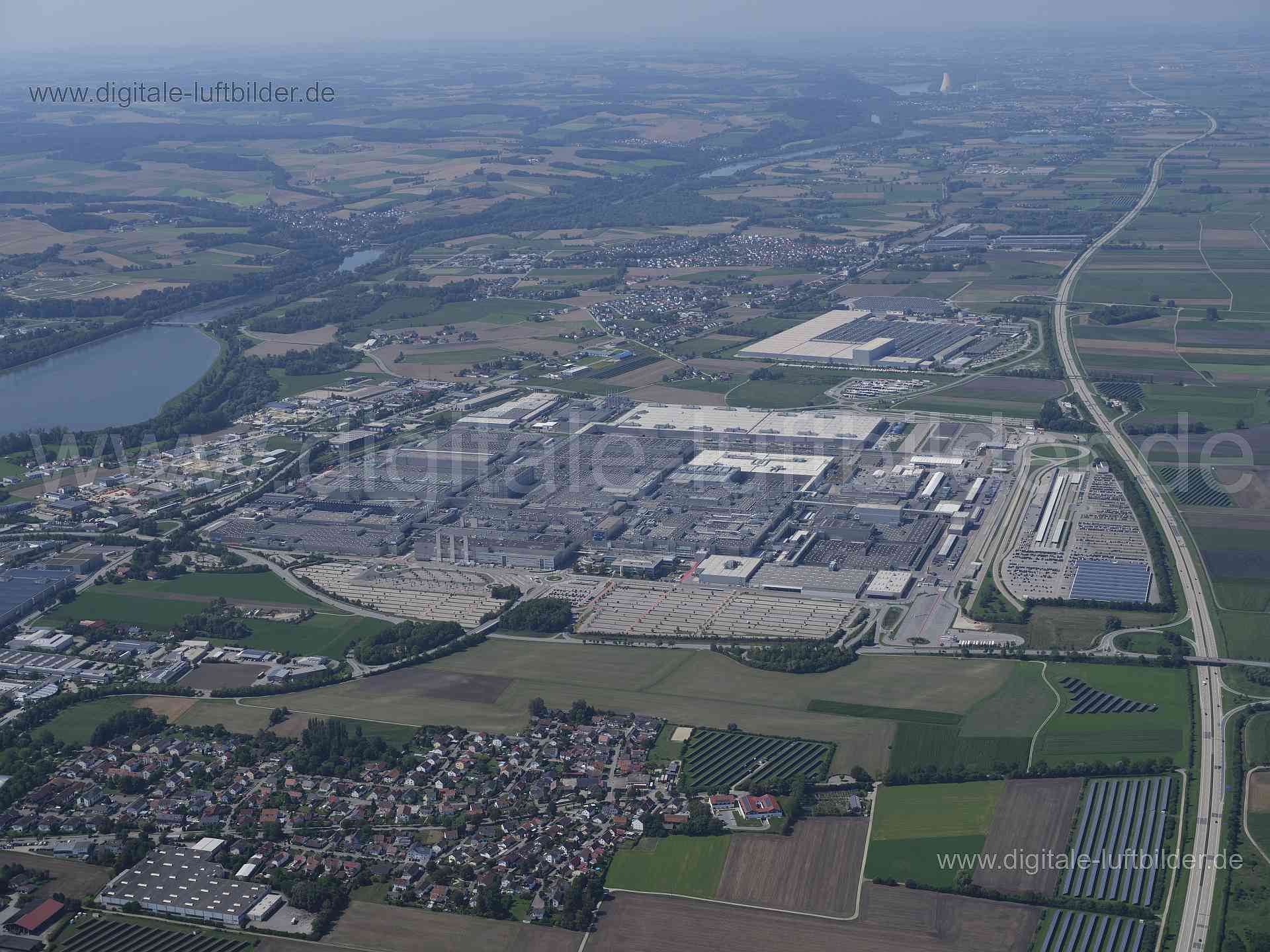 Titel: BMW Werk Dingolfing, Bildnummer: f520990, Ort / Stadt: Dingolfing, (Land)Kreis: Landkreis Dingolfing-Landau, Regierungsbezirk: Niederbayern, Bundesland: Bayern, Aufnahmedatum: 20.08.2023, Schlagwörter: Deutschland, , BMW Werk Dingolfing, Panorama, Himmel. Horizont, Produktion Industriegebiet, Gewerbegebiet, Produktionsstätte, Autobahn A92, BAB92, Autobahn, Stausee Dingolfing, Monat: August, Jahreszeit: Sommer, Tageszeit: Vormittag / Mittag, Jahr: 2023, Flug ID: 20230820, Bildstatus: unbea