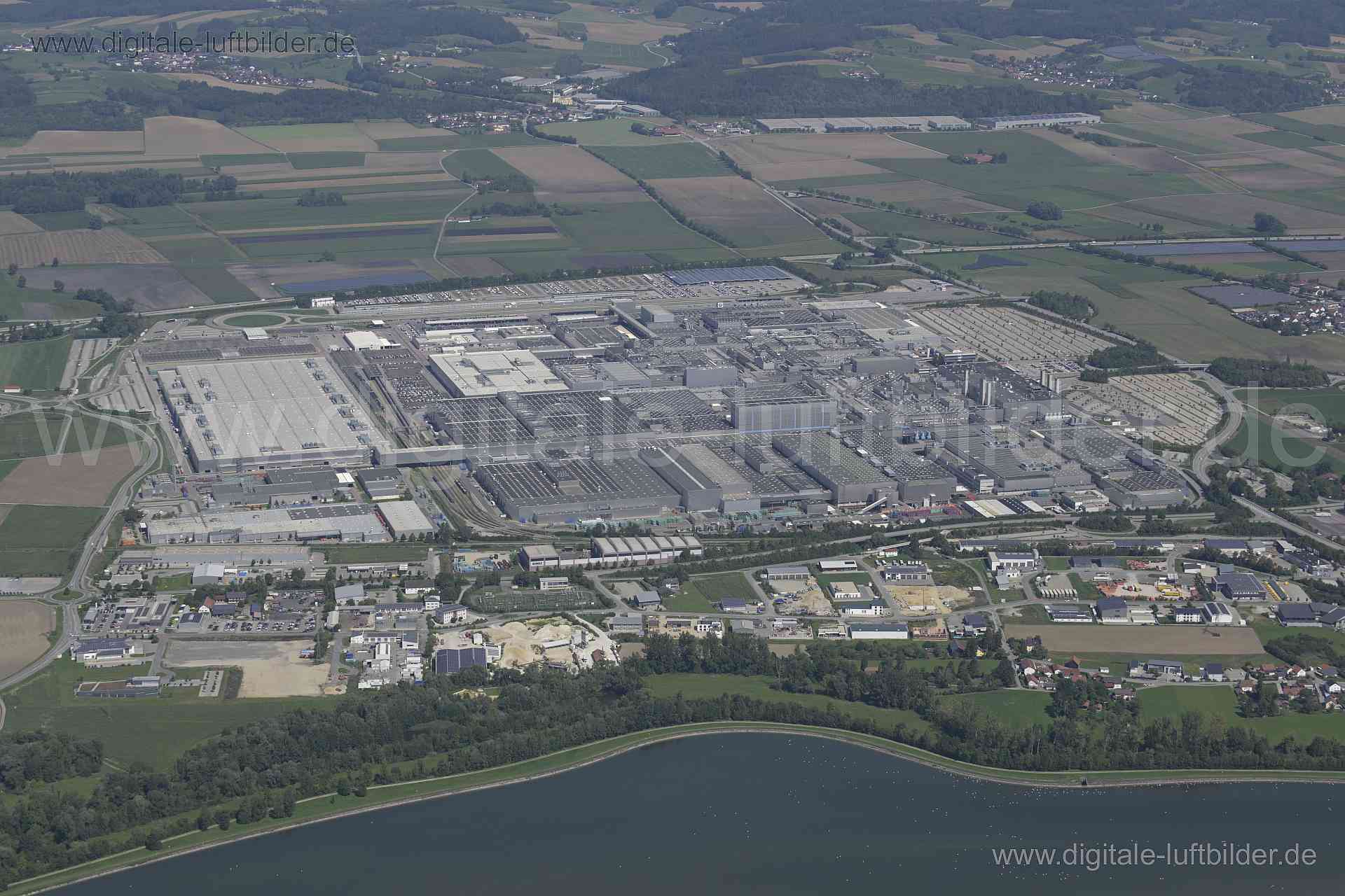 Titel: BMW Werk Dingolfing, Bildnummer: n521540, Ort / Stadt: Dingolfing, (Land)Kreis: Landkreis Dingolfing-Landau, Regierungsbezirk: Niederbayern, Bundesland: Bayern, Aufnahmedatum: 20.08.2023, Schlagwörter: Deutschland, , BMW Werk Dingolfing, Produktion Gewerbegebiet, Produktionshallen, Panorama, Isar, Landhuter Straße, Monat: August, Jahreszeit: Sommer, Tageszeit: Vormittag / Mittag, Jahr: 2023, Flug ID: 20230820, Bildstatus: unbearbeitetes Rohbild, Bildabmessung: 8256 x 5504 Pixel, Fotograf 