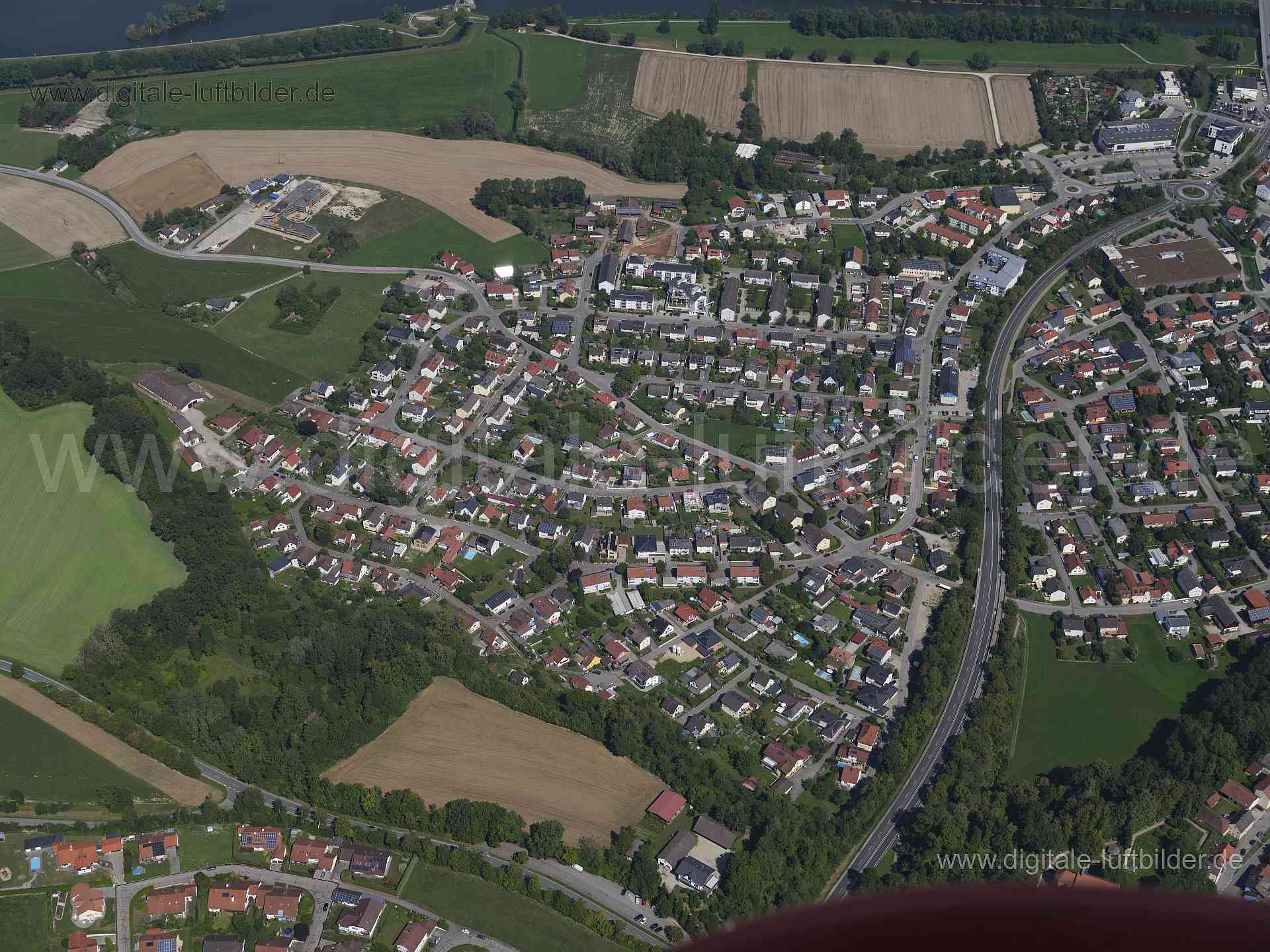 Titel: Dingofing Kratau, Bildnummer: f521070, Ort / Stadt: Dingolfing, (Land)Kreis: Landkreis Dingolfing-Landau, Regierungsbezirk: Niederbayern, Bundesland: Bayern, Aufnahmedatum: 20.08.2023, Schlagwörter: Deutschland, , Dingolfing, Kratau, Frontenhausener Straße, Monat: August, Jahreszeit: Sommer, Tageszeit: Vormittag / Mittag, Jahr: 2023, Flug ID: 20230820, Bildstatus: unbearbeitetes Rohbild, Bildabmessung: 11648 x 8736 Pixel, Fotograf & Copyright: Oliver Acker
