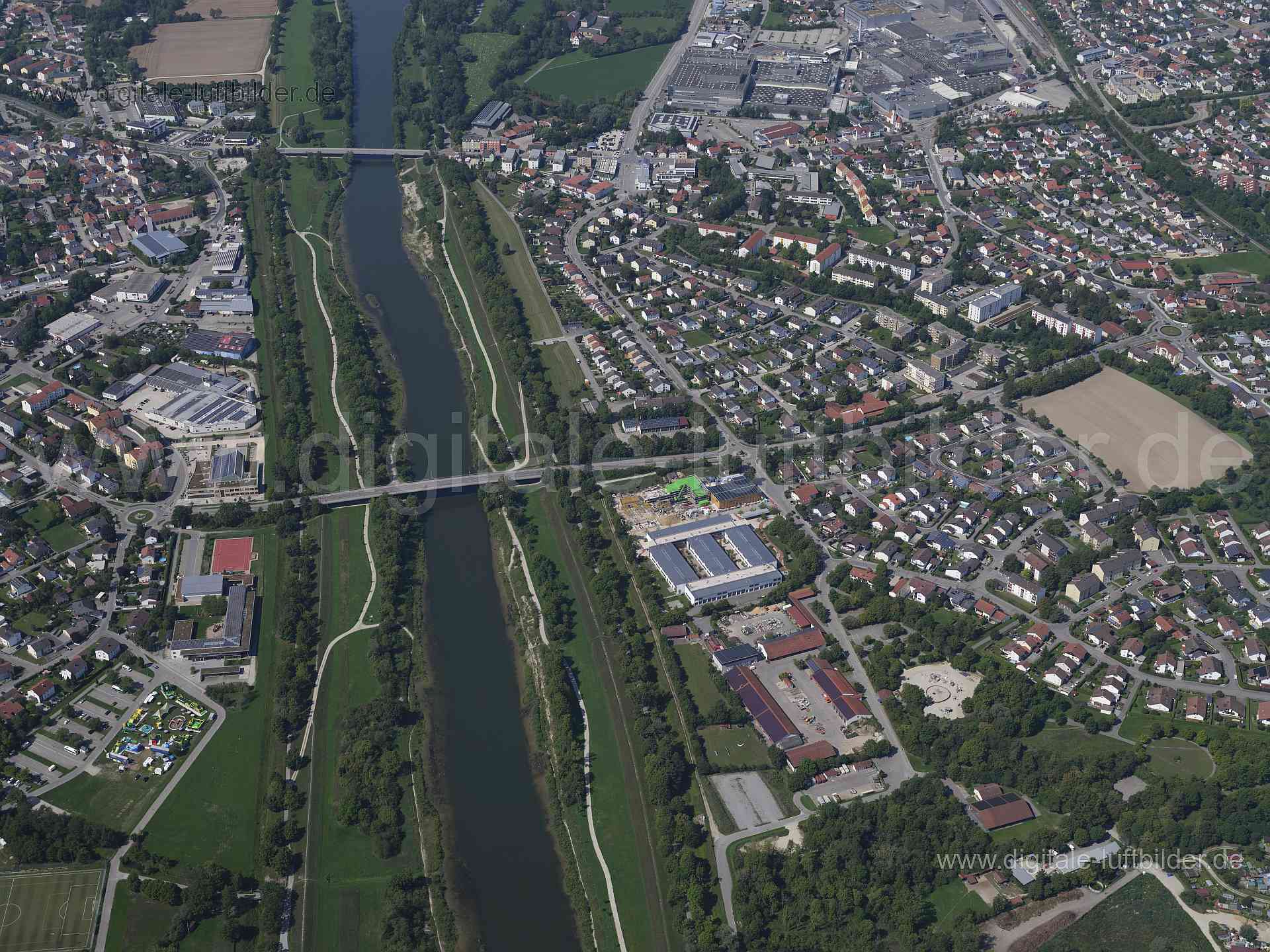 Titel: Dingolfing, Bildnummer: f521040, Ort / Stadt: Dingolfing, (Land)Kreis: Landkreis Dingolfing-Landau, Regierungsbezirk: Niederbayern, Bundesland: Bayern, Aufnahmedatum: 20.08.2023, Schlagwörter: Deutschland, , Städtischer Bauhof Digolfing, Brücken, Isar, Ennser Brücke, Hans-Glas-Berufsschule, Monat: August, Jahreszeit: Sommer, Tageszeit: Vormittag / Mittag, Jahr: 2023, Flug ID: 20230820, Bildstatus: unbearbeitetes Rohbild, Bildabmessung: 11648 x 8736 Pixel, Fotograf & Copyright: Oliver Acke