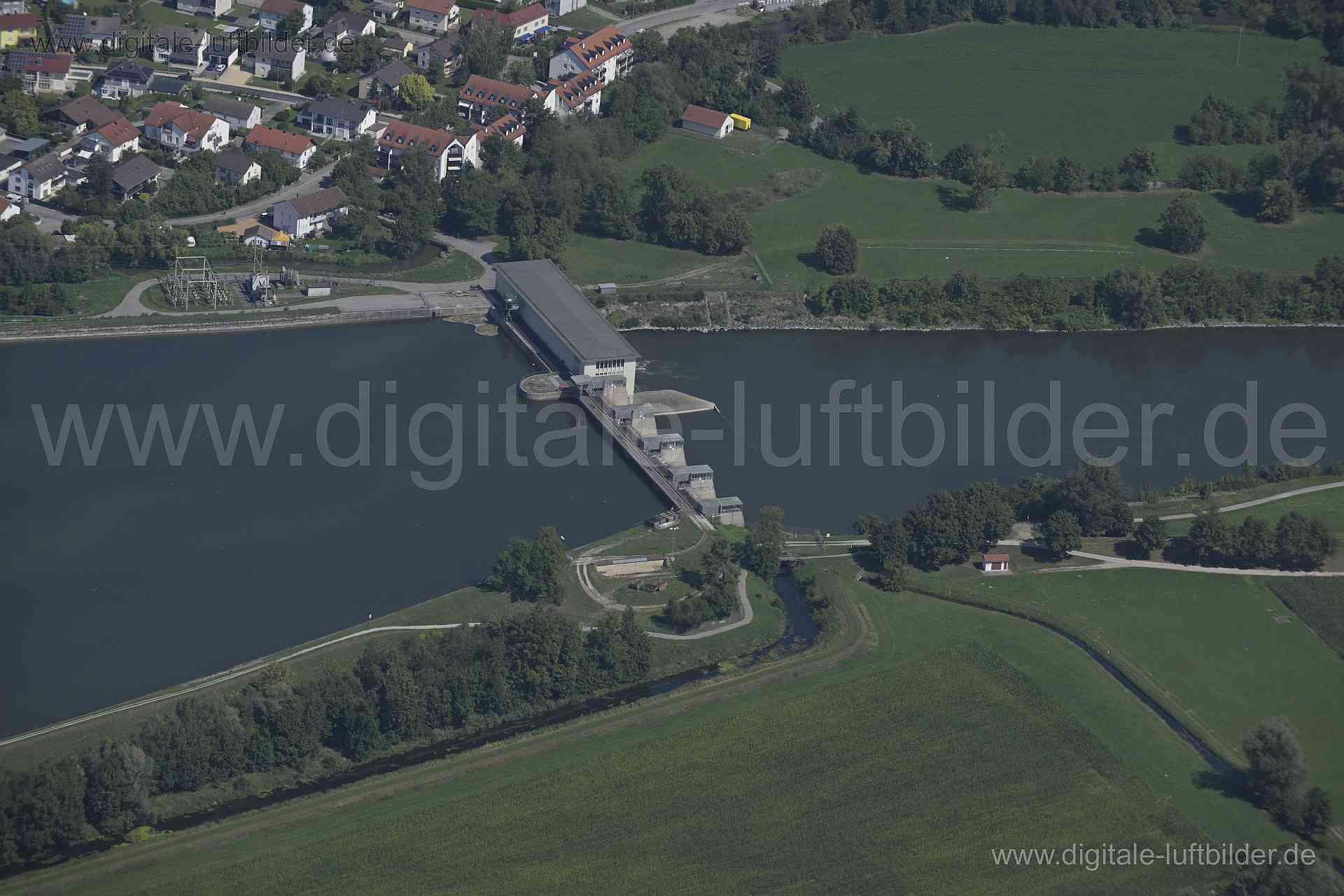 Titel: Laufwasserkraftwerk Dingolfing, Bildnummer: n521530, Ort / Stadt: Dingolfing, (Land)Kreis: Landkreis Dingolfing-Landau, Regierungsbezirk: Niederbayern, Bundesland: Bayern, Aufnahmedatum: 20.08.2023, Schlagwörter: Deutschland, , Laufwasserkraftwerk Dingolfing, Wasserkraftwerk, Energiegewinnung, Isar, Monat: August, Jahreszeit: Sommer, Tageszeit: Vormittag / Mittag, Jahr: 2023, Flug ID: 20230820, Bildstatus: unbearbeitetes Rohbild, Bildabmessung: 8256 x 5504 Pixel, Fotograf & Copyright: Oli