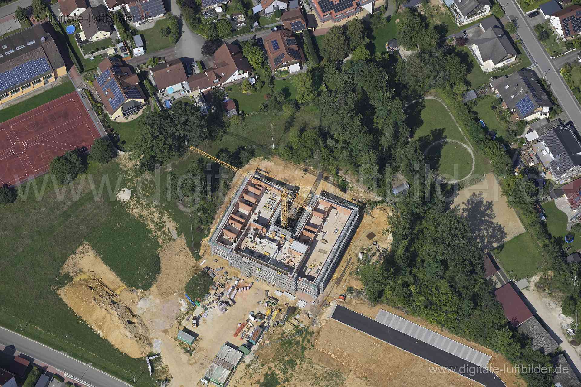 Titel: Ebermannsdorf, Bildnummer: n524400, Ort / Stadt: Ebermannsdorf, (Land)Kreis: Landkreis Sulzbach-Rosenberg, Regierungsbezirk: Oberpfalz, Bundesland: Bayern, Aufnahmedatum: 20.08.2023, Schlagwörter: Deutschland, , Baustelle, Rohbau, Kran, Monat: August, Jahreszeit: Sommer, Tageszeit: Vormittag / Mittag, Jahr: 2023, Flug ID: 20230820, Bildstatus: unbearbeitetes Rohbild, Bildabmessung: 8256 x 5504 Pixel, Fotograf & Copyright: Oliver Acker
