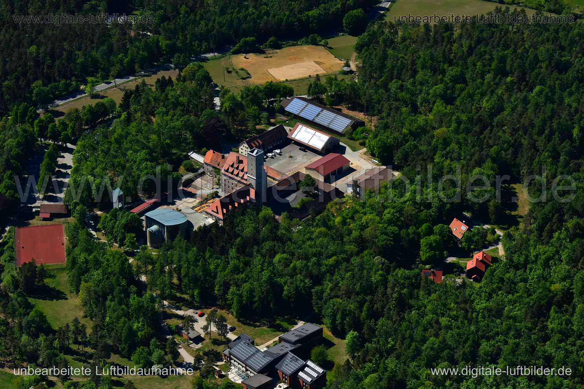 Titel: Burg Feuerstein, Bildnummer: n267210, Ort / Stadt: Ebermannstadt, (Land)Kreis: Landkreis Forchheim, Regierungsbezirk: Oberfranken, Bundesland: Bayern, Aufnahmedatum: 06.05.2018, Schlagwörter: Luftbild, Luftbilder, Luftbildfotografie, Luftaufnahme, Luftbildaufnahme, Luftfoto, Vogelperspektive, Vogelansicht, Deutschland, Schräg- und Senkrecht-Luftaufnahmen, Orthofotografie, 91320, Burg Feuerstein, Burgen & Schlösser, Monat: Mai, Jahreszeit: Sommer, Tageszeit: Mittag / Nachmittag, Jahr: 2018