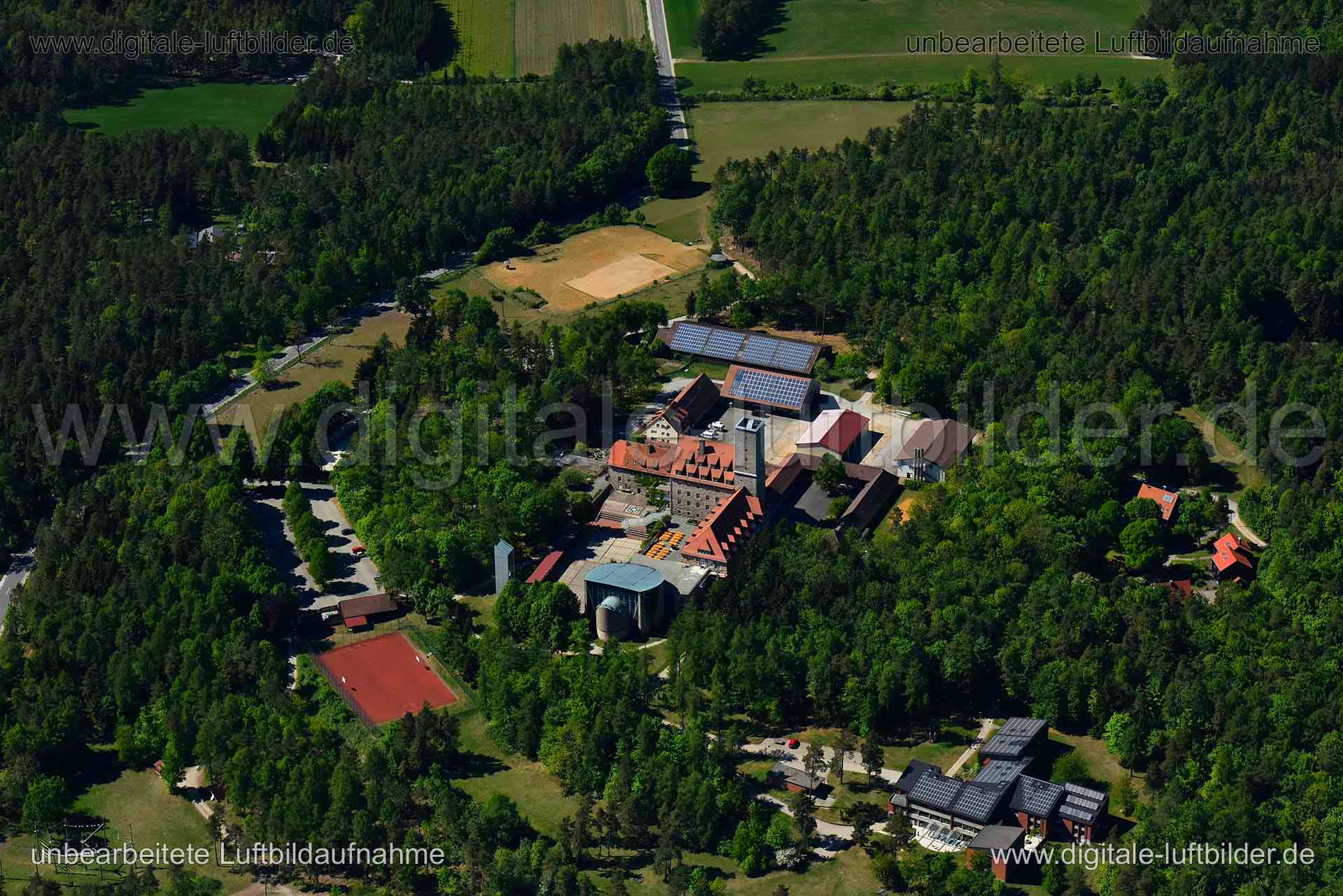 Titel: Burg Feuerstein, Bildnummer: n267220, Ort / Stadt: Ebermannstadt, (Land)Kreis: Landkreis Forchheim, Regierungsbezirk: Oberfranken, Bundesland: Bayern, Aufnahmedatum: 06.05.2018, Schlagwörter: Luftbild, Luftbilder, Luftbildfotografie, Luftaufnahme, Luftbildaufnahme, Luftfoto, Vogelperspektive, Vogelansicht, Deutschland, Schräg- und Senkrecht-Luftaufnahmen, Orthofotografie, 91320, Burg Feuerstein, Burgen & Schlösser, Monat: Mai, Jahreszeit: Sommer, Tageszeit: Mittag / Nachmittag, Jahr: 2018
