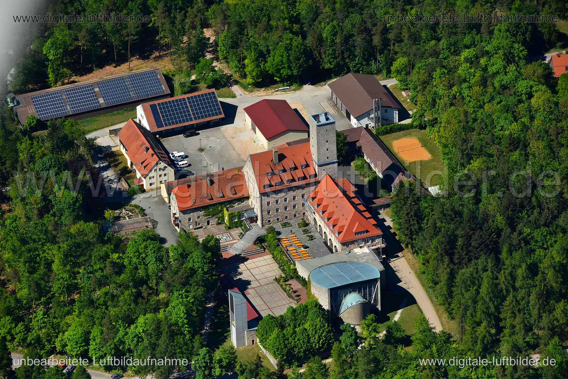 Titel: Burg Feuerstein, Bildnummer: n267240, Ort / Stadt: Ebermannstadt, (Land)Kreis: Landkreis Forchheim, Regierungsbezirk: Oberfranken, Bundesland: Bayern, Aufnahmedatum: 06.05.2018, Schlagwörter: Luftbild, Luftbilder, Luftbildfotografie, Luftaufnahme, Luftbildaufnahme, Luftfoto, Vogelperspektive, Vogelansicht, Deutschland, Schräg- und Senkrecht-Luftaufnahmen, Orthofotografie, 91320, Burg Feuerstein, Burgen & Schlösser, Monat: Mai, Jahreszeit: Sommer, Tageszeit: Mittag / Nachmittag, Jahr: 2018