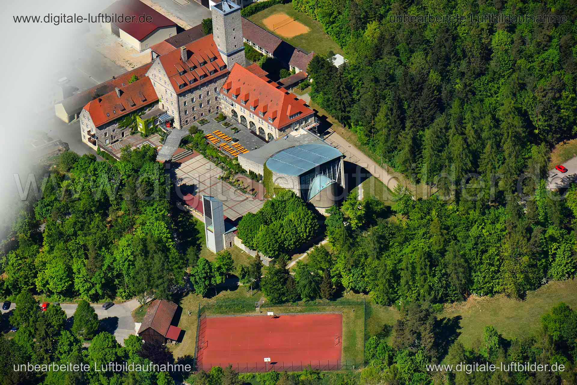 Titel: Burg Feuerstein, Bildnummer: n267250, Ort / Stadt: Ebermannstadt, (Land)Kreis: Landkreis Forchheim, Regierungsbezirk: Oberfranken, Bundesland: Bayern, Aufnahmedatum: 06.05.2018, Schlagwörter: Luftbild, Luftbilder, Luftbildfotografie, Luftaufnahme, Luftbildaufnahme, Luftfoto, Vogelperspektive, Vogelansicht, Deutschland, Schräg- und Senkrecht-Luftaufnahmen, Orthofotografie, 91320, Burg Feuerstein, Burgen & Schlösser, Monat: Mai, Jahreszeit: Sommer, Tageszeit: Mittag / Nachmittag, Jahr: 2018