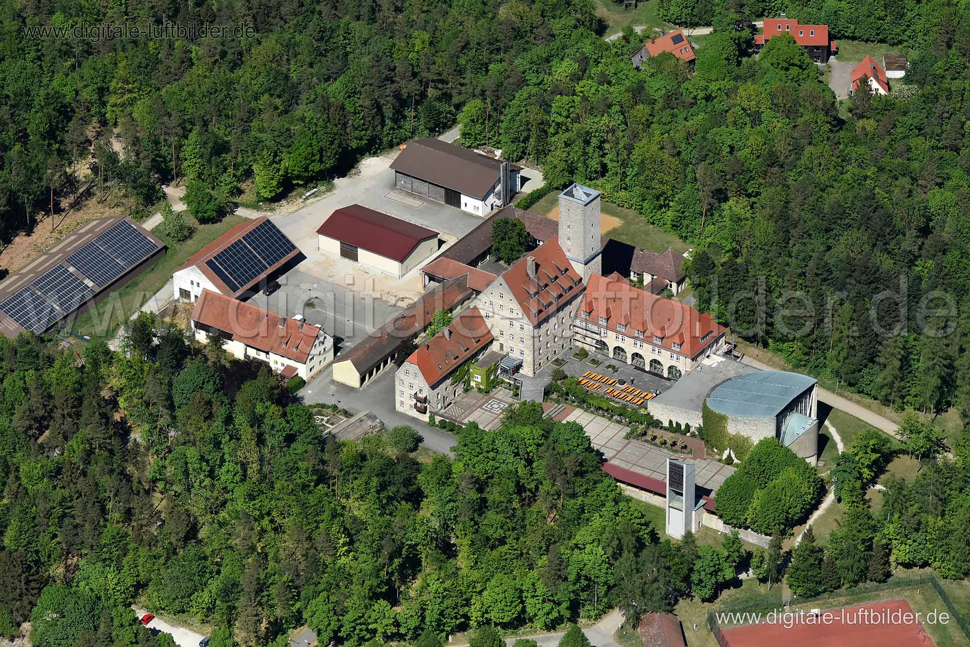 Titel: Burg Feuerstein, Bildnummer: n267270, Ort / Stadt: Ebermannstadt, (Land)Kreis: Landkreis Forchheim, Regierungsbezirk: Oberfranken, Bundesland: Bayern, Aufnahmedatum: 06.05.2018, Schlagwörter: Luftbild, Luftbilder, Luftbildfotografie, Luftaufnahme, Luftbildaufnahme, Luftfoto, Vogelperspektive, Vogelansicht, Deutschland, Schräg- und Senkrecht-Luftaufnahmen, Orthofotografie, Burg Feuerstein, Burg, Schloss, Festung, historisch, Architektur, Burgen & Schlösser, Monat: Mai, Jahreszeit: Sommer,
