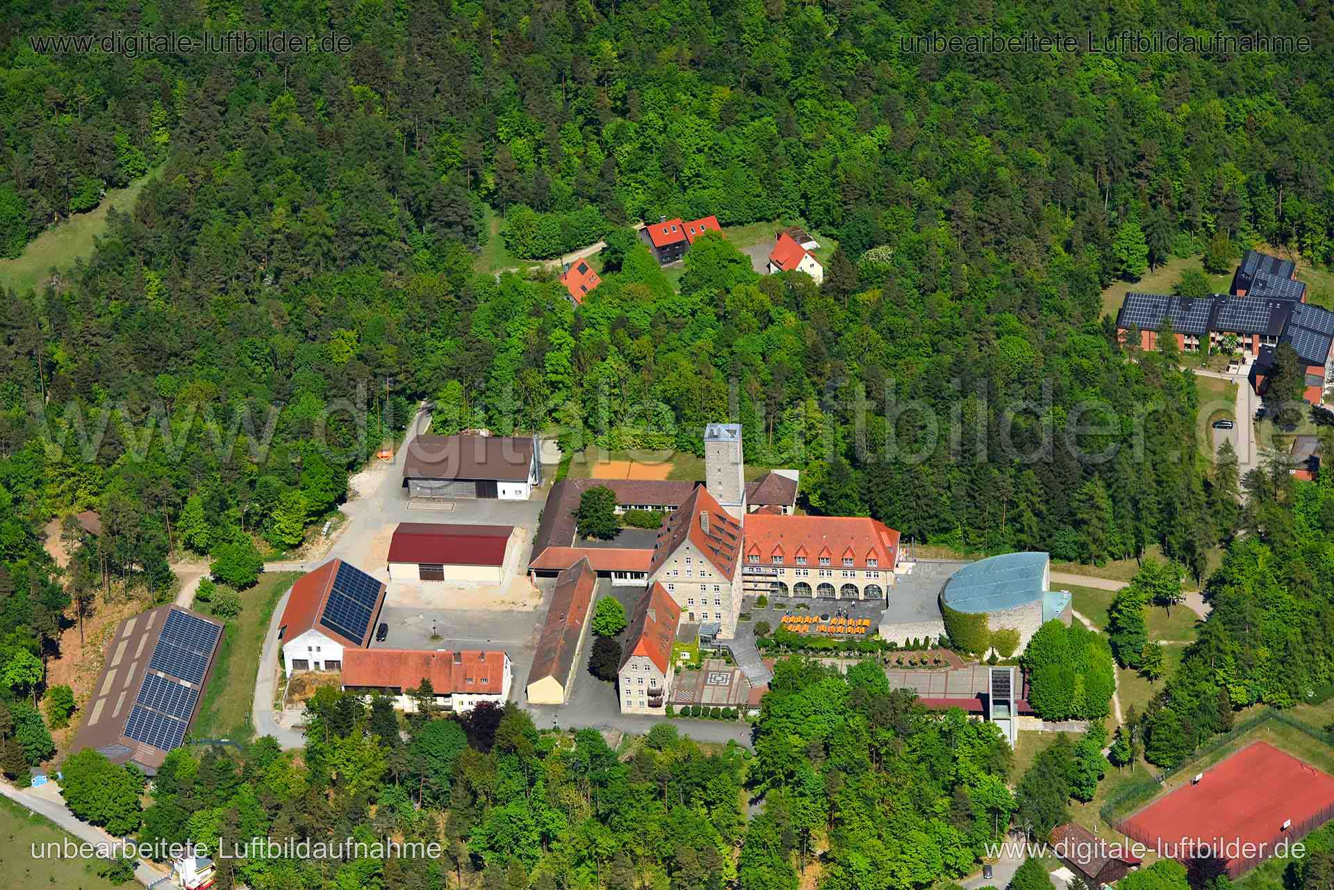 Titel: Burg Feuerstein, Bildnummer: n267280, Ort / Stadt: Ebermannstadt, (Land)Kreis: Landkreis Forchheim, Regierungsbezirk: Oberfranken, Bundesland: Bayern, Aufnahmedatum: 06.05.2018, Schlagwörter: Luftbild, Luftbilder, Luftbildfotografie, Luftaufnahme, Luftbildaufnahme, Luftfoto, Vogelperspektive, Vogelansicht, Deutschland, Schräg- und Senkrecht-Luftaufnahmen, Orthofotografie, 91320, Burg Feuerstein, Burgen & Schlösser, Monat: Mai, Jahreszeit: Sommer, Tageszeit: Mittag / Nachmittag, Jahr: 2018