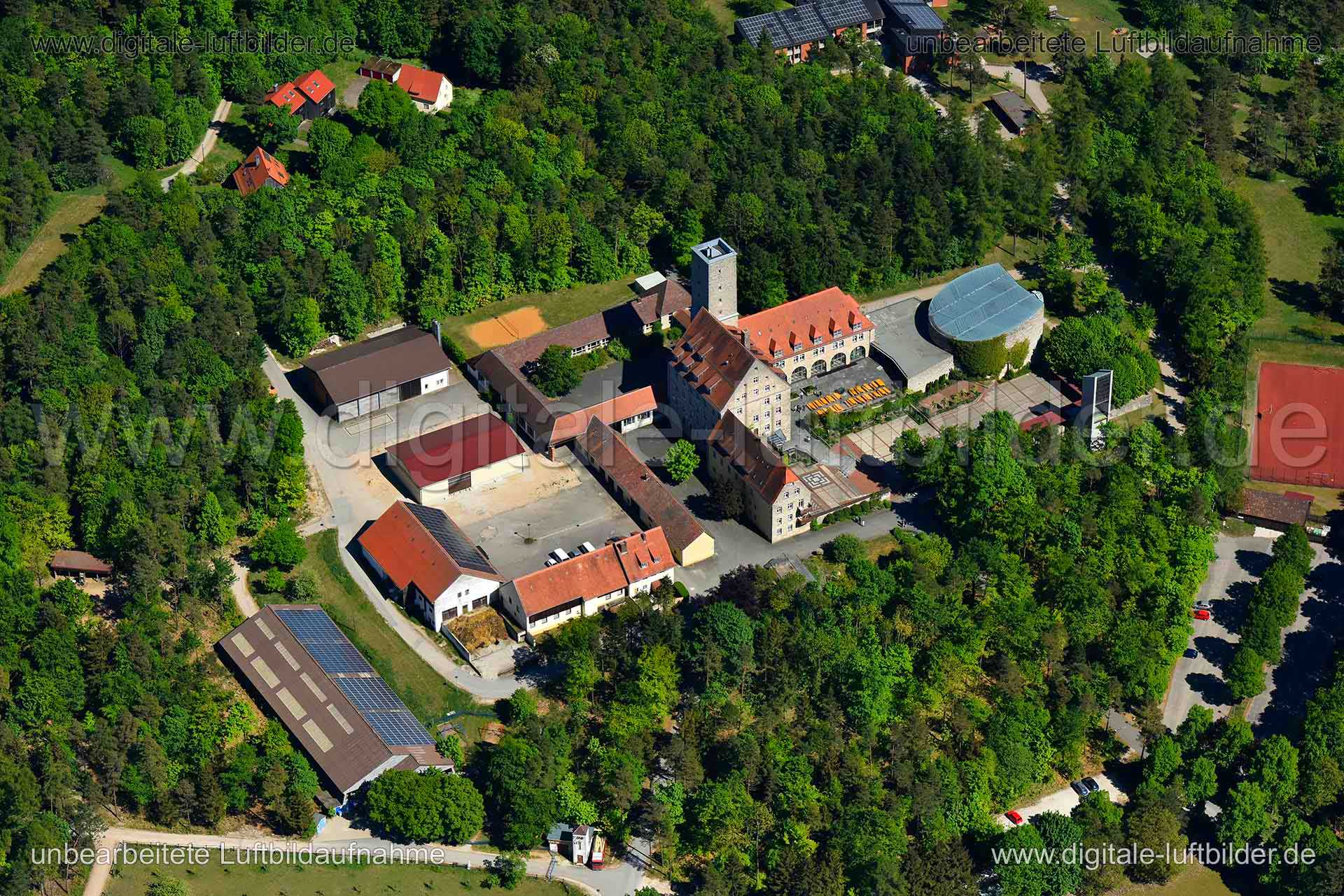 Titel: Burg Feuerstein, Bildnummer: n267290, Ort / Stadt: Ebermannstadt, (Land)Kreis: Landkreis Forchheim, Regierungsbezirk: Oberfranken, Bundesland: Bayern, Aufnahmedatum: 06.05.2018, Schlagwörter: Luftbild, Luftbilder, Luftbildfotografie, Luftaufnahme, Luftbildaufnahme, Luftfoto, Vogelperspektive, Vogelansicht, Deutschland, Schräg- und Senkrecht-Luftaufnahmen, Orthofotografie, 91320, Burg Feuerstein, Burgen & Schlösser, Monat: Mai, Jahreszeit: Sommer, Tageszeit: Mittag / Nachmittag, Jahr: 2018