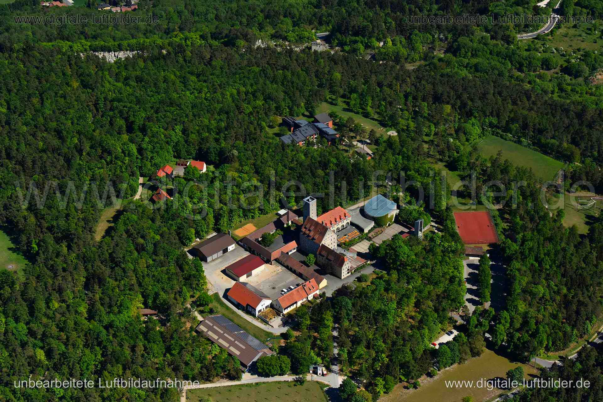 Titel: Burg Feuerstein, Bildnummer: n267300, Ort / Stadt: Ebermannstadt, (Land)Kreis: Landkreis Forchheim, Regierungsbezirk: Oberfranken, Bundesland: Bayern, Aufnahmedatum: 06.05.2018, Schlagwörter: Luftbild, Luftbilder, Luftbildfotografie, Luftaufnahme, Luftbildaufnahme, Luftfoto, Vogelperspektive, Vogelansicht, Deutschland, Schräg- und Senkrecht-Luftaufnahmen, Orthofotografie, 91320, Burg Feuerstein, Burgen & Schlösser, Monat: Mai, Jahreszeit: Sommer, Tageszeit: Mittag / Nachmittag, Jahr: 2018