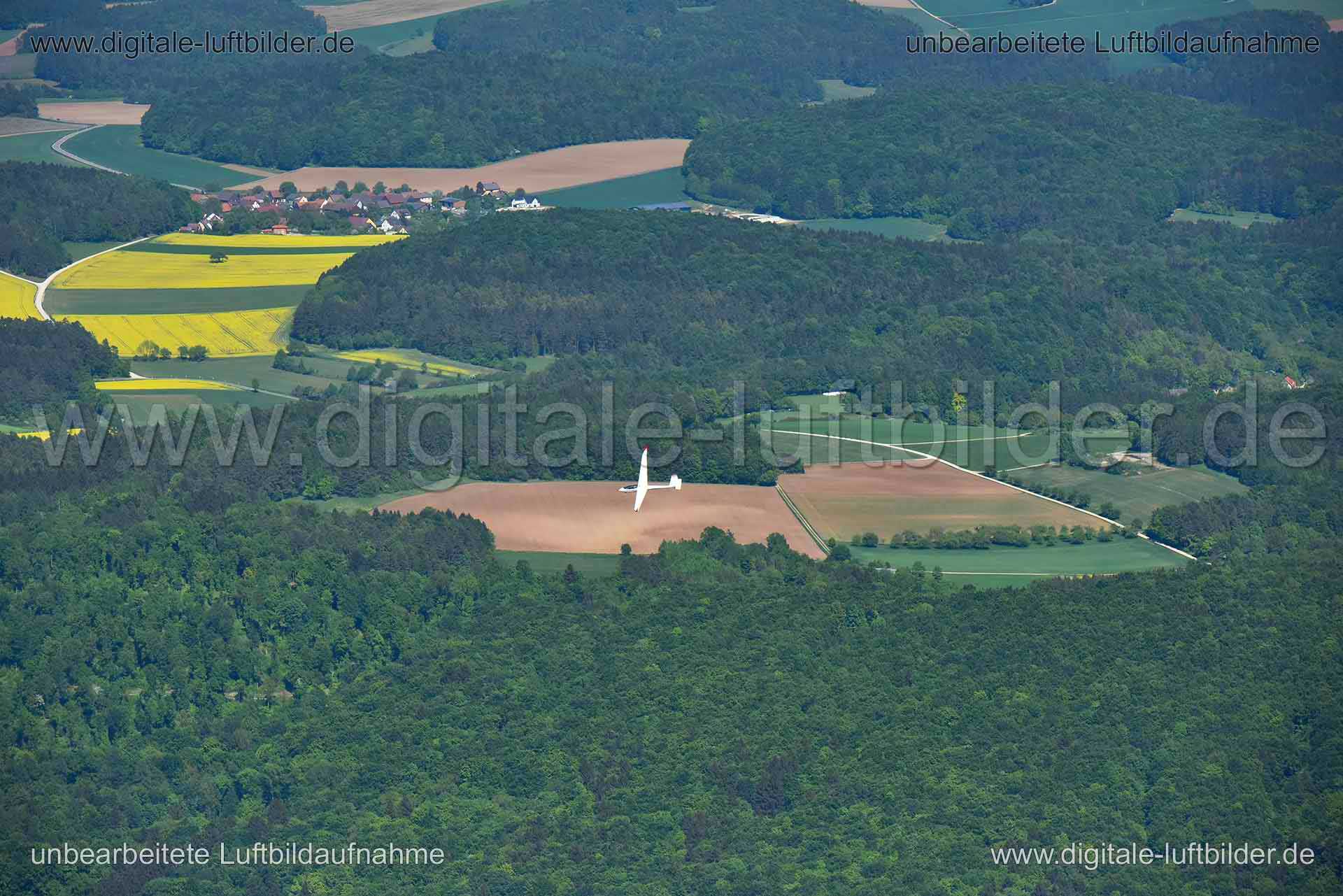 Titel: Segelflugzeug, Bildnummer: n267340, Ort / Stadt: Ebermannstadt, (Land)Kreis: Landkreis Forchheim, Regierungsbezirk: Oberfranken, Bundesland: Bayern, Aufnahmedatum: 06.05.2018, Schlagwörter: Luftbild, Luftbilder, Luftbildfotografie, Luftaufnahme, Luftbildaufnahme, Luftfoto, Vogelperspektive, Vogelansicht, Deutschland, Schräg- und Senkrecht-Luftaufnahmen, Orthofotografie, Segelflugzeug, Monat: Mai, Jahreszeit: Sommer, Tageszeit: Mittag / Nachmittag, Jahr: 2018, Flug ID: 20180506, Bildstatus