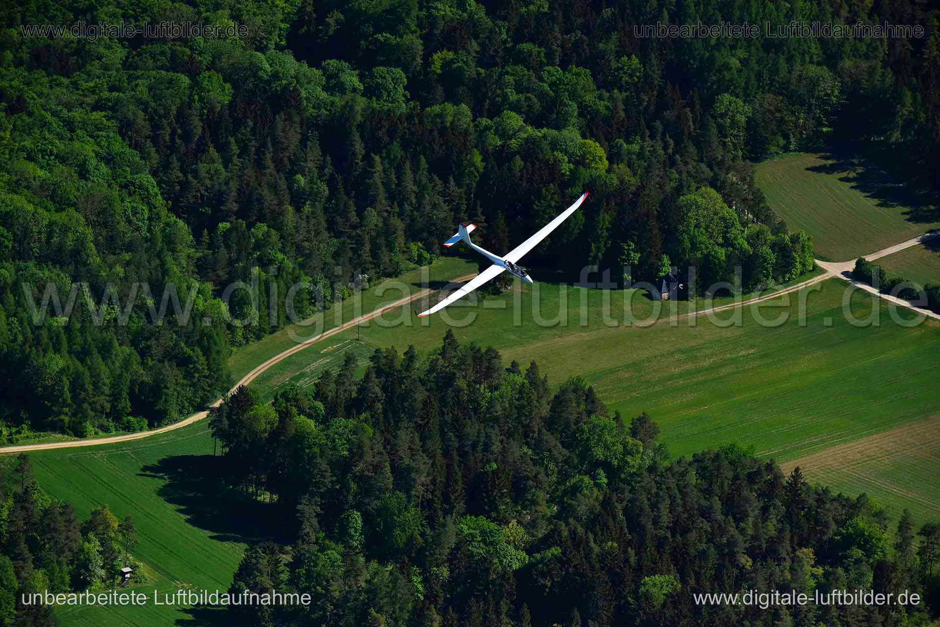 Titel: Segelflugzeug, Bildnummer: n267410, Ort / Stadt: Ebermannstadt, (Land)Kreis: Landkreis Forchheim, Regierungsbezirk: Oberfranken, Bundesland: Bayern, Aufnahmedatum: 06.05.2018, Schlagwörter: Luftbild, Luftbilder, Luftbildfotografie, Luftaufnahme, Luftbildaufnahme, Luftfoto, Vogelperspektive, Vogelansicht, Deutschland, Schräg- und Senkrecht-Luftaufnahmen, Orthofotografie, Segelflugzeug, Monat: Mai, Jahreszeit: Sommer, Tageszeit: Mittag / Nachmittag, Jahr: 2018, Flug ID: 20180506, Bildstatus