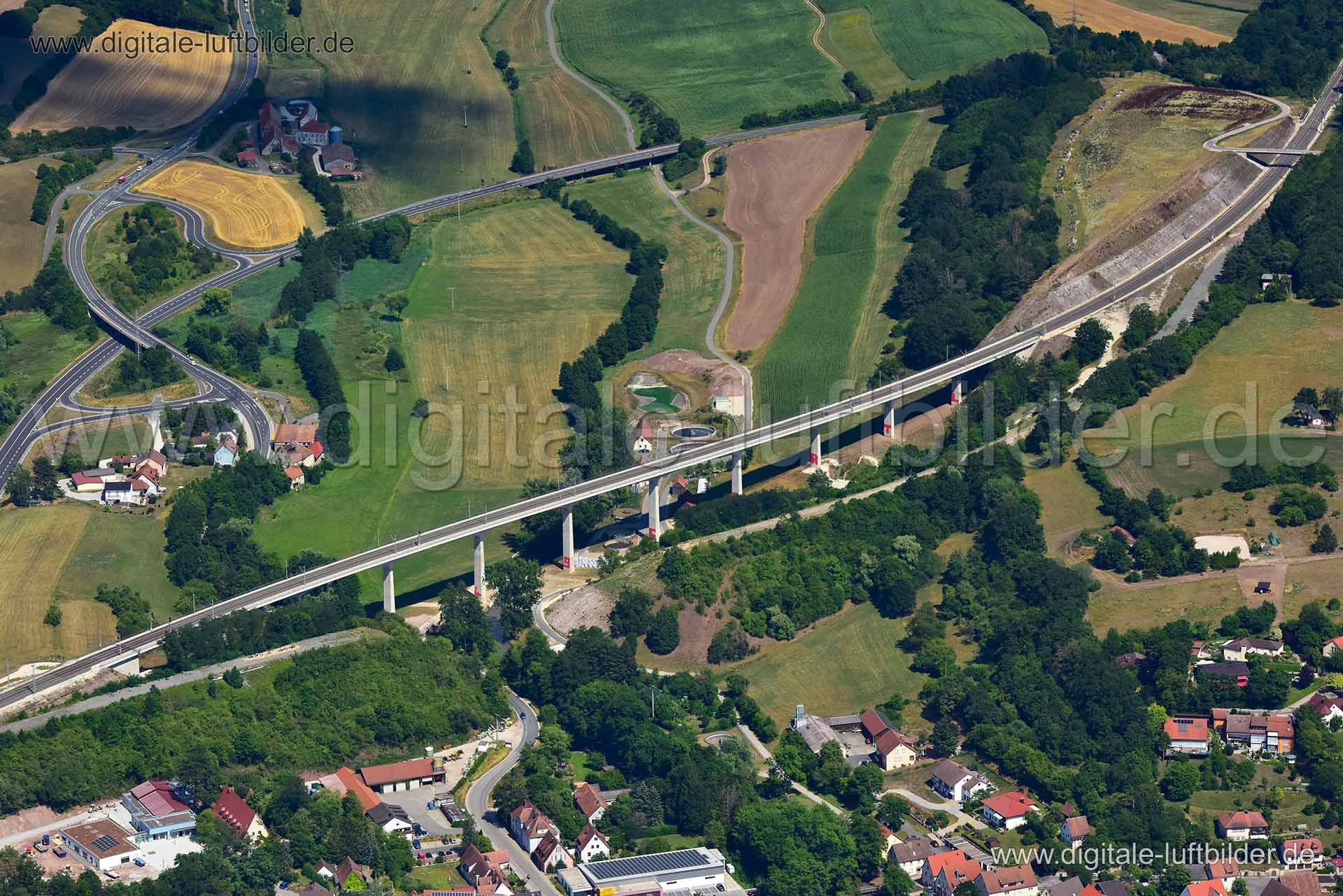 Titel: Aurachtalbrücke, Bildnummer: n327620, Ort / Stadt: Emskirchen, (Land)Kreis: Landkreis Neustadt an der Aisch-Bad Windsheim, Regierungsbezirk: Mittelfranken, Bundesland: Bayern, Aufnahmedatum: 24.07.2019, Schlagwörter: Luftbild, Luftbilder, Luftbildfotografie, Luftaufnahme, Luftbildaufnahme, Luftfoto, Vogelperspektive, Vogelansicht, Deutschland, Schräg- und Senkrecht-Luftaufnahmen, Orthofotografie, Aurachtalbrücke, Emskirchen, Brücke, Brückenpfeiler, Zugbrücke, Talbrücke, Monat: Juli, Jahre