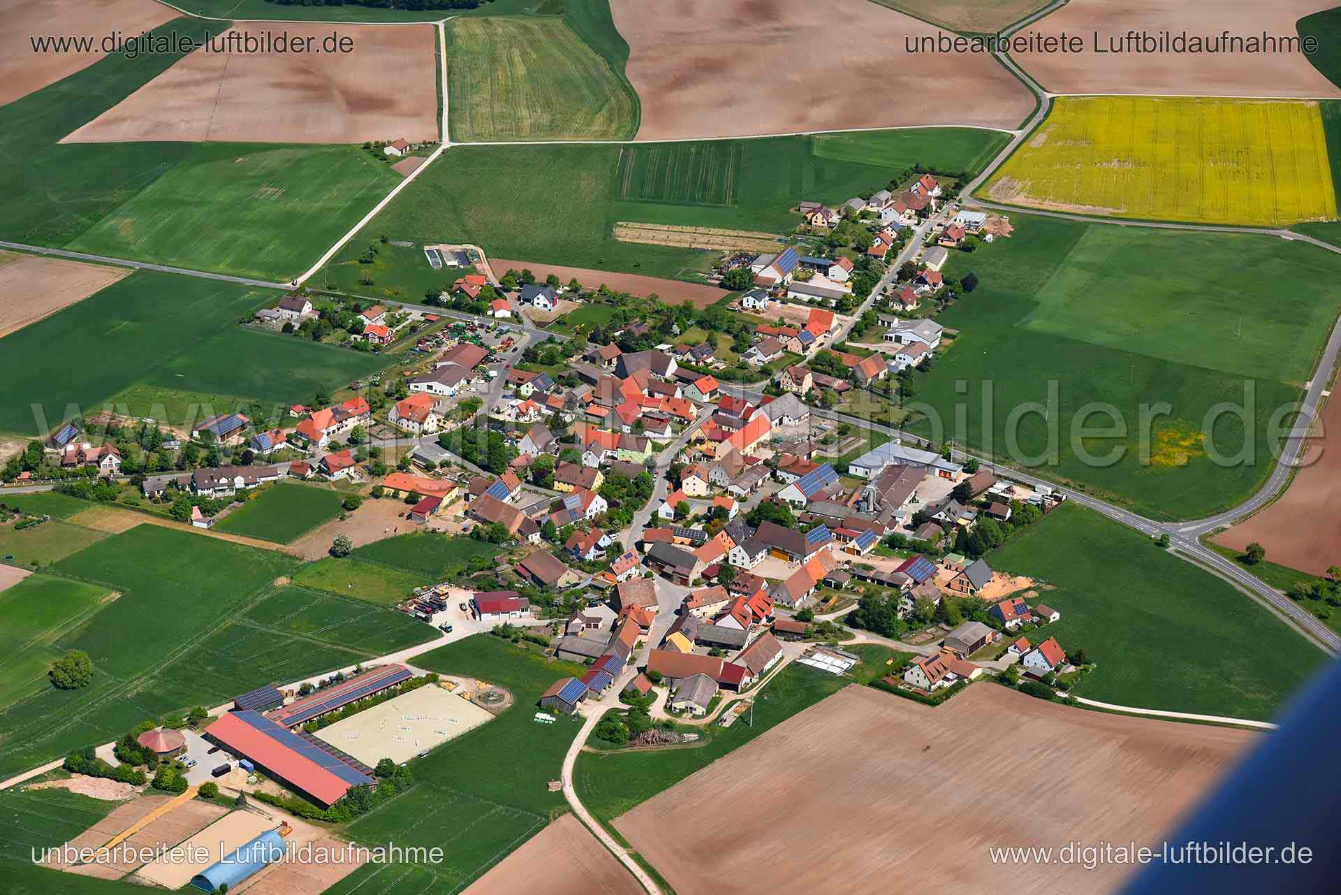 Titel: Mausdorf, Bildnummer: n265240, Ort / Stadt: Emskirchen, (Land)Kreis: Landkreis Neustadt an der Aisch-Bad Windsheim, Regierungsbezirk: Mittelfranken, Bundesland: Bayern, Aufnahmedatum: 06.05.2018, Schlagwörter: Luftbild, Luftbilder, Luftbildfotografie, Luftaufnahme, Luftbildaufnahme, Luftfoto, Vogelperspektive, Vogelansicht, Deutschland, Schräg- und Senkrecht-Luftaufnahmen, Orthofotografie, Mausdorf, Monat: Mai, Jahreszeit: Sommer, Tageszeit: Mittag / Nachmittag, Jahr: 2018, Flug ID: 20180