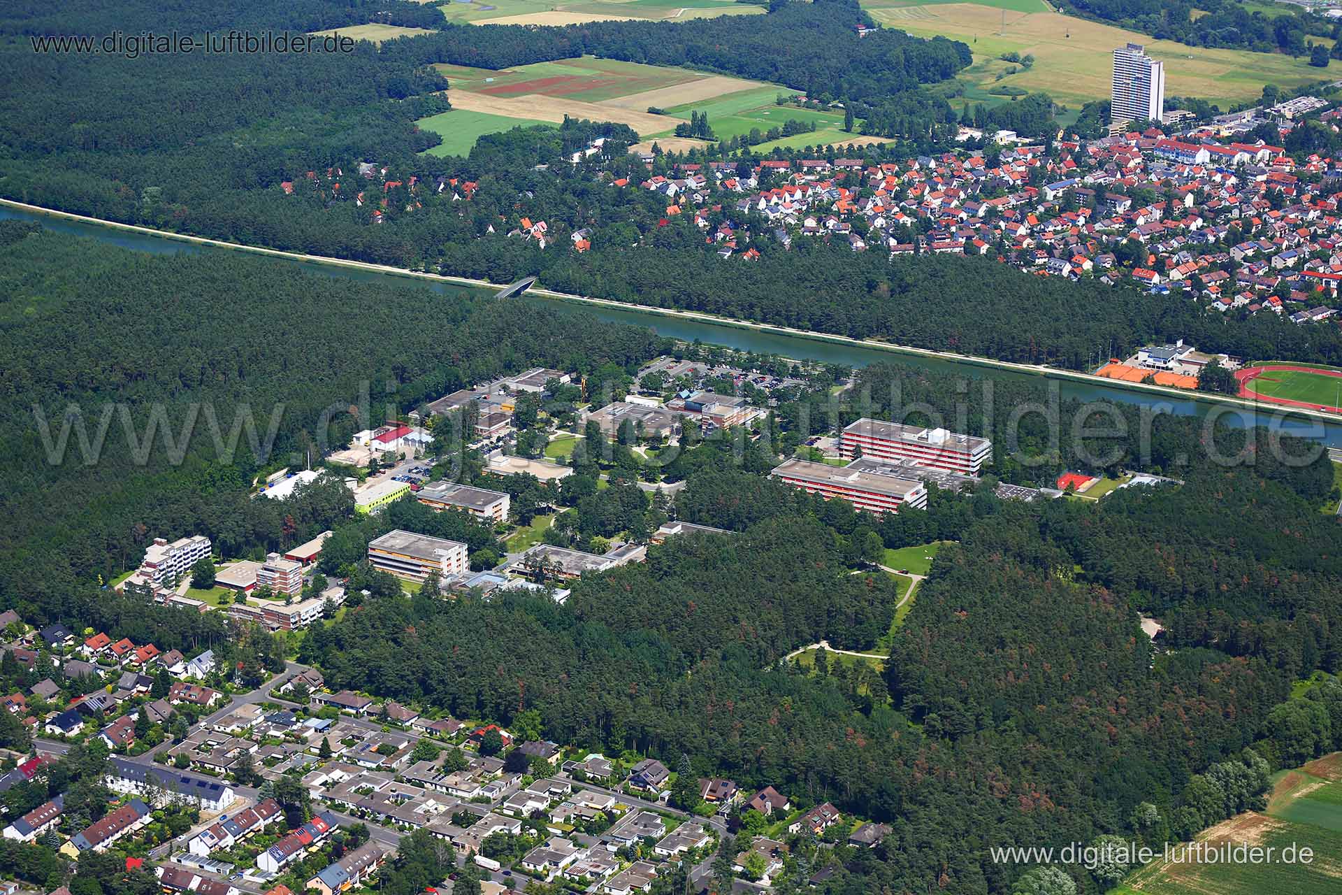 Titel: Alterlangen, Bildnummer: c222090, Ort / Stadt: Erlangen, (Land)Kreis: kreisfreie Stadt Erlangen, Regierungsbezirk: Mittelfranken, Bundesland: Bayern, Aufnahmedatum: 23.06.2016, Schlagwörter: Luftbild, Luftbilder, Luftbildfotografie, Luftaufnahme, Luftbildaufnahme, Luftfoto, Vogelperspektive, Vogelansicht, Deutschland, Schräg- und Senkrecht-Luftaufnahmen, Orthofotografie, Alterlangen, Am Europakanal, Main-Donau-Kanal, Krankenhaus, Dreibergstraße, Klinikum am Europakanal, Gewässer, Monat: J