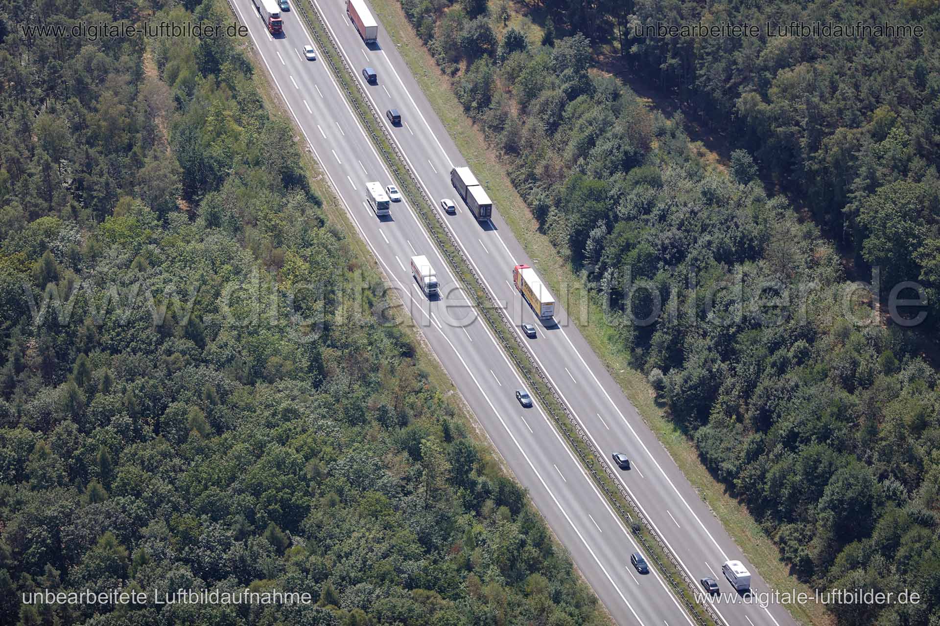Titel: Autobahn, Bildnummer: c150070, Ort / Stadt: Erlangen, (Land)Kreis: kreisfreie Stadt Erlangen, Regierungsbezirk: Mittelfranken, Bundesland: Bayern, Aufnahmedatum: 26.08.2015, Schlagwörter: Luftbild, Luftbilder, Luftbildfotografie, Luftaufnahme, Luftbildaufnahme, Luftfoto, Vogelperspektive, Vogelansicht, Deutschland, Schräg- und Senkrecht-Luftaufnahmen, Orthofotografie, Autobahn, Schnellstraße, Wald, Forst, Autobahn A3, LKW, Lastkraftwagen, Verkehr, Auto, PKW, Personenkraftwagen, Monat: Aug