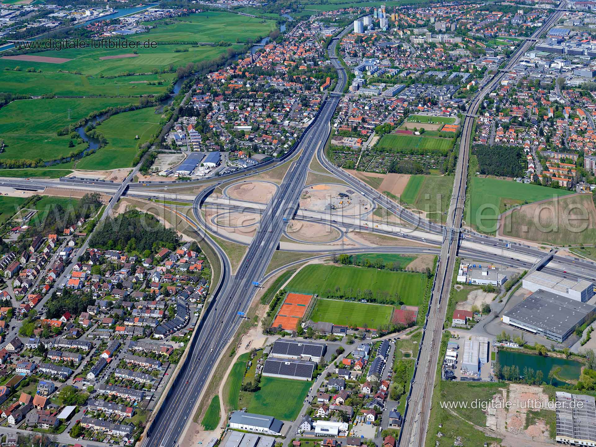 Titel: Autobahnkreuz A3 / A73, Bildnummer: f426950, Ort / Stadt: Erlangen, (Land)Kreis: kreisfreie Stadt Erlangen, Regierungsbezirk: Mittelfranken, Bundesland: Bayern, Aufnahmedatum: 09.05.2021, Schlagwörter: Luftbild, Luftbilder, Luftbildfotografie, Luftaufnahme, Luftbildaufnahme, Luftfoto, Vogelperspektive, Vogelansicht, Deutschland, Schräg- und Senkrecht-Luftaufnahmen, Orthofotografie, Autobahn, Autobahnkreuz A3 / A73, BAB 3, BAB 73, Eltersdorf, Bruck, Erlangen, Baustelle, Großbaustelle, Verk
