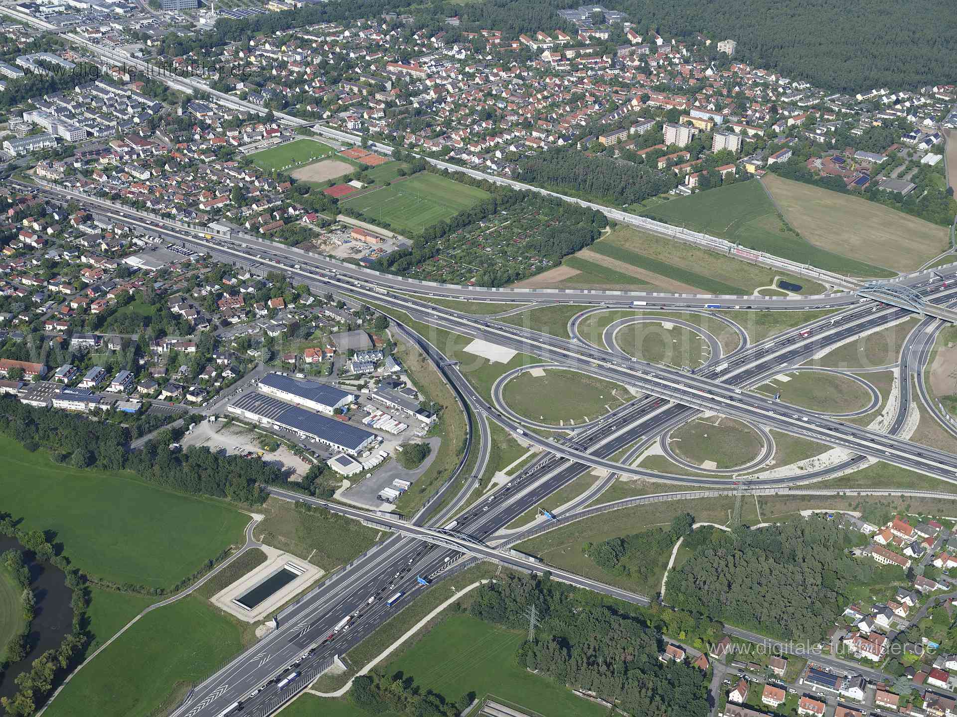 Titel: Autobahnkreuz A3 / A73, Bildnummer: f514260, Ort / Stadt: Erlangen, (Land)Kreis: kreisfreie Stadt Erlangen, Regierungsbezirk: Mittelfranken, Bundesland: Bayern, Aufnahmedatum: 11.08.2023, Schlagwörter: Deutschland, , Autobahnkreuz A3 / A73, Autobahn, Kleeblatt, Verkehrsader, Autobahn, BAB73, BAB3, Eltersdorf, Frauenaurch, Verkehrsführung, Monat: August, Jahreszeit: Sommer, Tageszeit: Vormittag / Mittag, Jahr: 2023, Flug ID: 20230811, Bildstatus: unbearbeitetes Rohbild, Bildabmessung: 1164