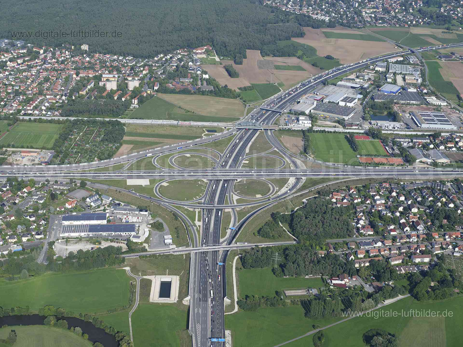Titel: Autobahnkreuz A3 / A73, Bildnummer: f514280, Ort / Stadt: Erlangen, (Land)Kreis: kreisfreie Stadt Erlangen, Regierungsbezirk: Mittelfranken, Bundesland: Bayern, Aufnahmedatum: 11.08.2023, Schlagwörter: Deutschland, , Autobahnkreuz A3 / A73, Autobahn, Kleeblatt, Verkehrsader, Autobahn, BAB73, BAB3, Eltersdorf, Frauenaurch, Verkehrsführung, Monat: August, Jahreszeit: Sommer, Tageszeit: Vormittag / Mittag, Jahr: 2023, Flug ID: 20230811, Bildstatus: unbearbeitetes Rohbild, Bildabmessung: 1164