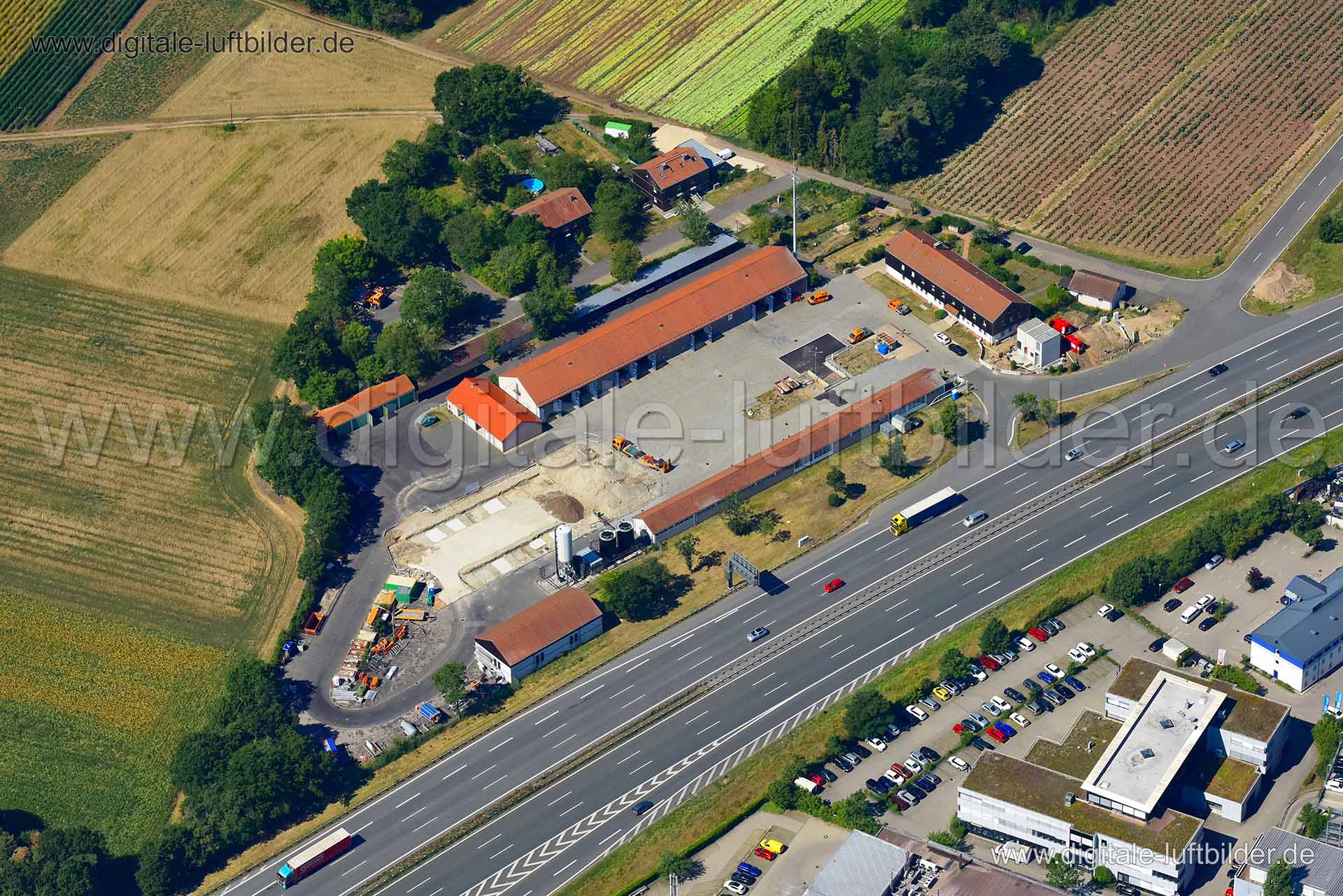 Titel: Autobahnmeisterei, Bildnummer: n320040, Ort / Stadt: Erlangen, (Land)Kreis: kreisfreie Stadt Erlangen, Regierungsbezirk: Mittelfranken, Bundesland: Bayern, Aufnahmedatum: 24.07.2019, Schlagwörter: Luftbild, Luftbilder, Luftbildfotografie, Luftaufnahme, Luftbildaufnahme, Luftfoto, Vogelperspektive, Vogelansicht, Deutschland, Schräg- und Senkrecht-Luftaufnahmen, Orthofotografie, Autobahnmeisterei Erlangen, An der Autobahn, Autobahn A3, Autobahnmeisterei, Monat: Juli, Jahreszeit: Sommer, Tag