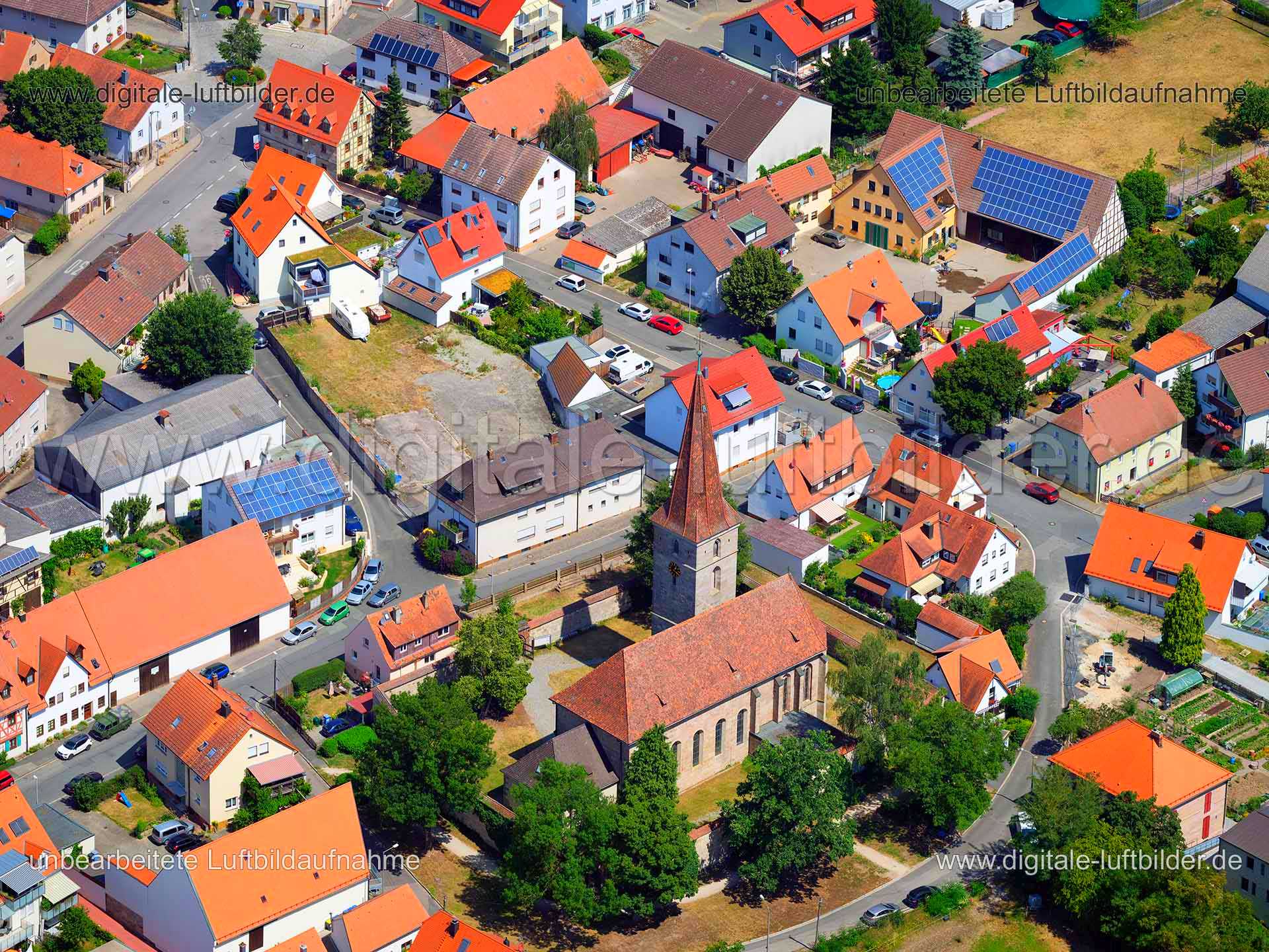 Titel: bei Erlangen, Bildnummer: f385200, Ort / Stadt: Erlangen, (Land)Kreis: kreisfreie Stadt Nürnberg, Regierungsbezirk: Mittelfranken, Bundesland: Bayern, Aufnahmedatum: 01.08.2020, Schlagwörter: Luftbild, Luftbilder, Luftbildfotografie, Luftaufnahme, Luftbildaufnahme, Luftfoto, Vogelperspektive, Vogelansicht, Deutschland, Schräg- und Senkrecht-Luftaufnahmen, Orthofotografie, Wehrkirche Sankt Xystus, Büchenbach, Kirche, Bachgraben, Kolpingweg, Alter Markt, Monat: August, Jahreszeit: Sommer, T