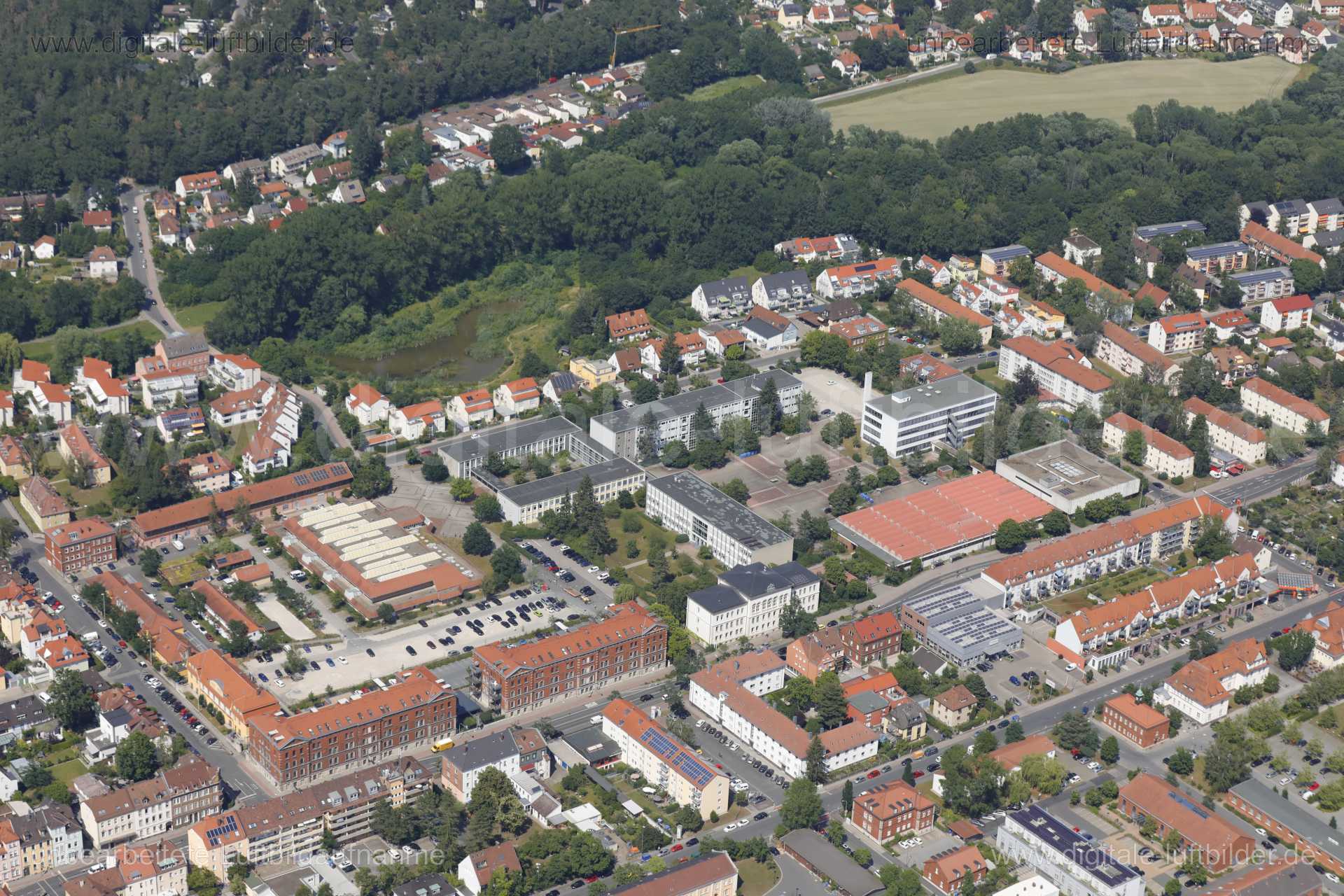 Titel: Berufsschule, Bildnummer: c314740, Ort / Stadt: Erlangen, (Land)Kreis: kreisfreie Stadt Erlangen, Regierungsbezirk: Mittelfranken, Bundesland: Bayern, Aufnahmedatum: 26.06.2019, Schlagwörter: Luftbild, Luftbilder, Luftbildfotografie, Luftaufnahme, Luftbildaufnahme, Luftfoto, Vogelperspektive, Vogelansicht, Deutschland, Schräg- und Senkrecht-Luftaufnahmen, Orthofotografie, Berufsschule, Monat: Juni, Jahreszeit: Sommer, Tageszeit: Mittag / Nachmittag, Jahr: 2019, Flug ID: 20190626, Bildstat
