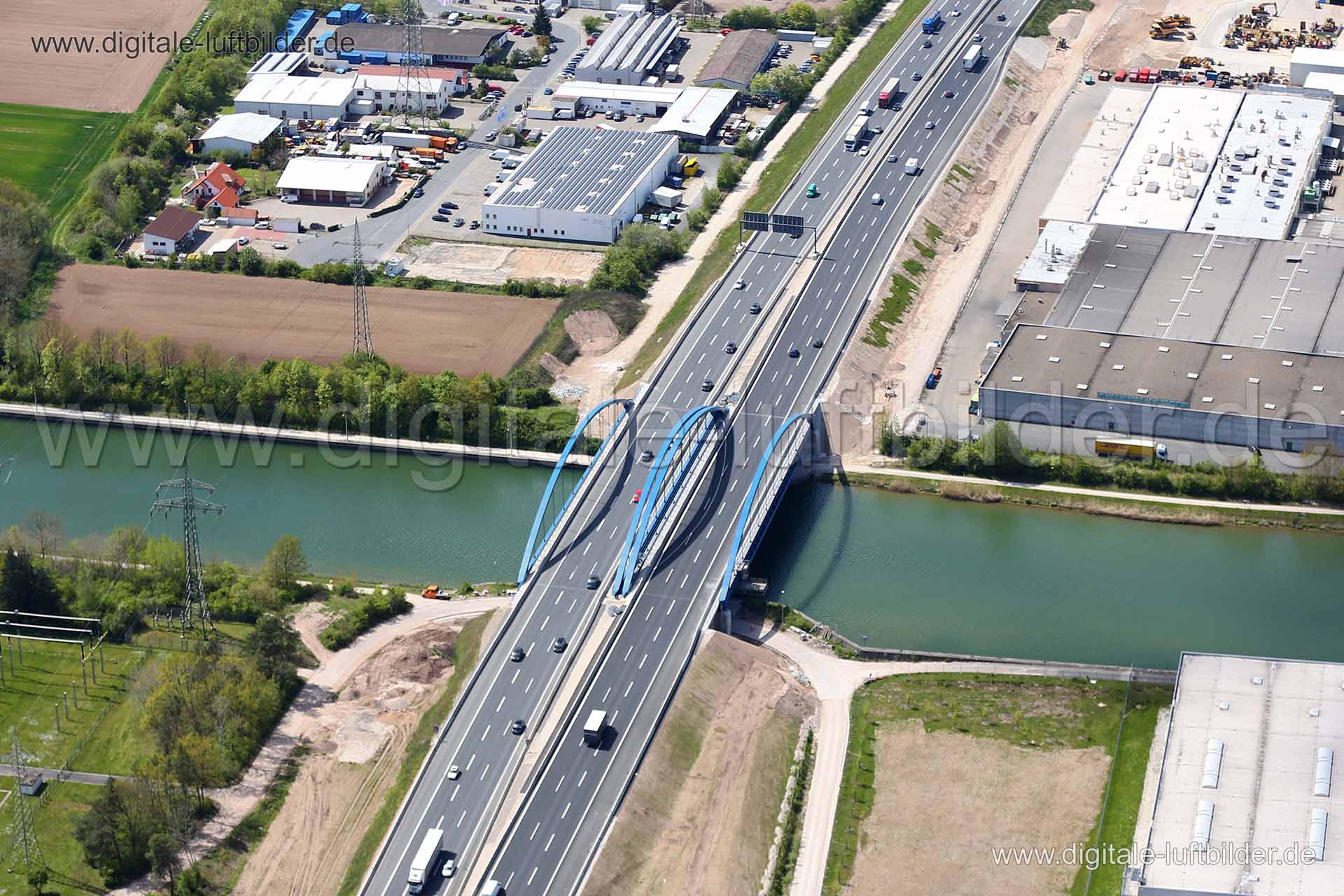 Titel: Brücke, Bildnummer: c210250, Ort / Stadt: Erlangen, (Land)Kreis: kreisfreie Stadt Erlangen, Regierungsbezirk: Mittelfranken, Bundesland: Bayern, Aufnahmedatum: 04.05.2016, Schlagwörter: Luftbild, Luftbilder, Luftbildfotografie, Luftaufnahme, Luftbildaufnahme, Luftfoto, Vogelperspektive, Vogelansicht, Deutschland, Schräg- und Senkrecht-Luftaufnahmen, Orthofotografie, Gewerbegebiet Zeppelinstraße, Bundesautobahn A3, Brücke, Main-Donau-Kanal, Autobahn, Neuenweiherstraße, Main-Donau-Brücke, G