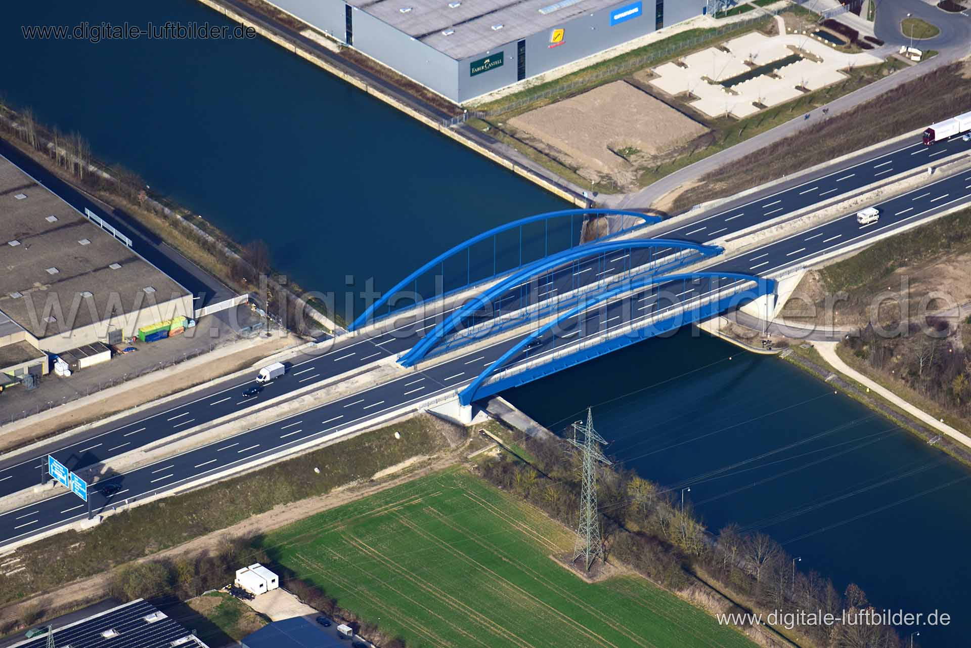 Titel: Brücke A3, Bildnummer: n249330, Ort / Stadt: Erlangen, (Land)Kreis: kreisfreie Stadt Erlangen, Regierungsbezirk: Mittelfranken, Bundesland: Bayern, Aufnahmedatum: 25.03.2017, Schlagwörter: Luftbild, Luftbilder, Luftbildfotografie, Luftaufnahme, Luftbildaufnahme, Luftfoto, Vogelperspektive, Vogelansicht, Deutschland, Schräg- und Senkrecht-Luftaufnahmen, Orthofotografie, Main-Donau-Kanal, Brücke, Autobahn A3, Bundesautobahn A3, Gewerbegebiet Zeppelinstraße, Geis Eurocargo, Neuenweiherstraße