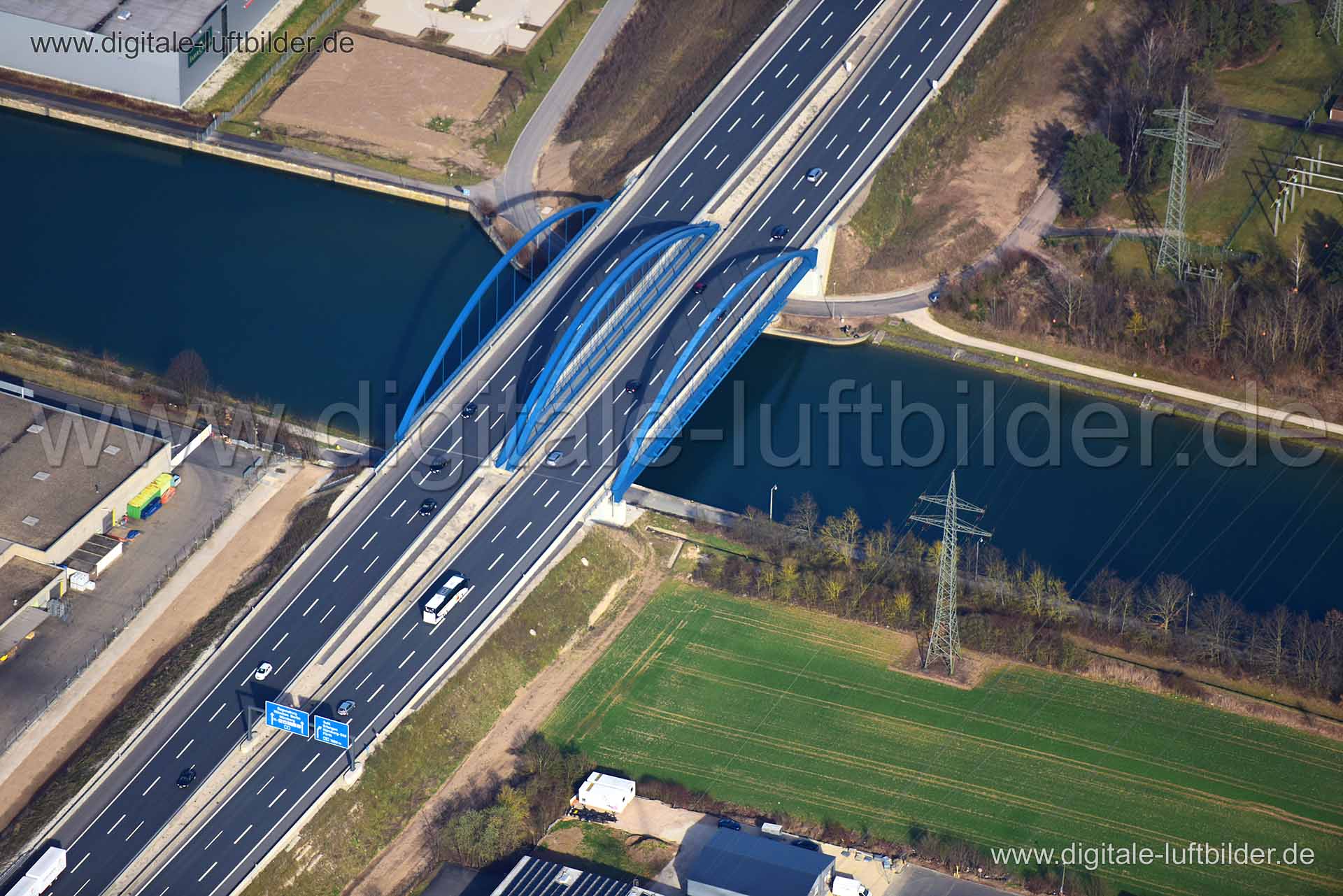 Titel: Brücke A3, Bildnummer: n249360, Ort / Stadt: Erlangen, (Land)Kreis: kreisfreie Stadt Erlangen, Regierungsbezirk: Mittelfranken, Bundesland: Bayern, Aufnahmedatum: 25.03.2017, Schlagwörter: Luftbild, Luftbilder, Luftbildfotografie, Luftaufnahme, Luftbildaufnahme, Luftfoto, Vogelperspektive, Vogelansicht, Deutschland, Schräg- und Senkrecht-Luftaufnahmen, Orthofotografie, Main-Donau-Kanal, Brücke, Autobahn A3, Bundesautobahn A3, Gewerbegebiet Zeppelinstraße, Geis Eurocargo, Neuenweiherstraße