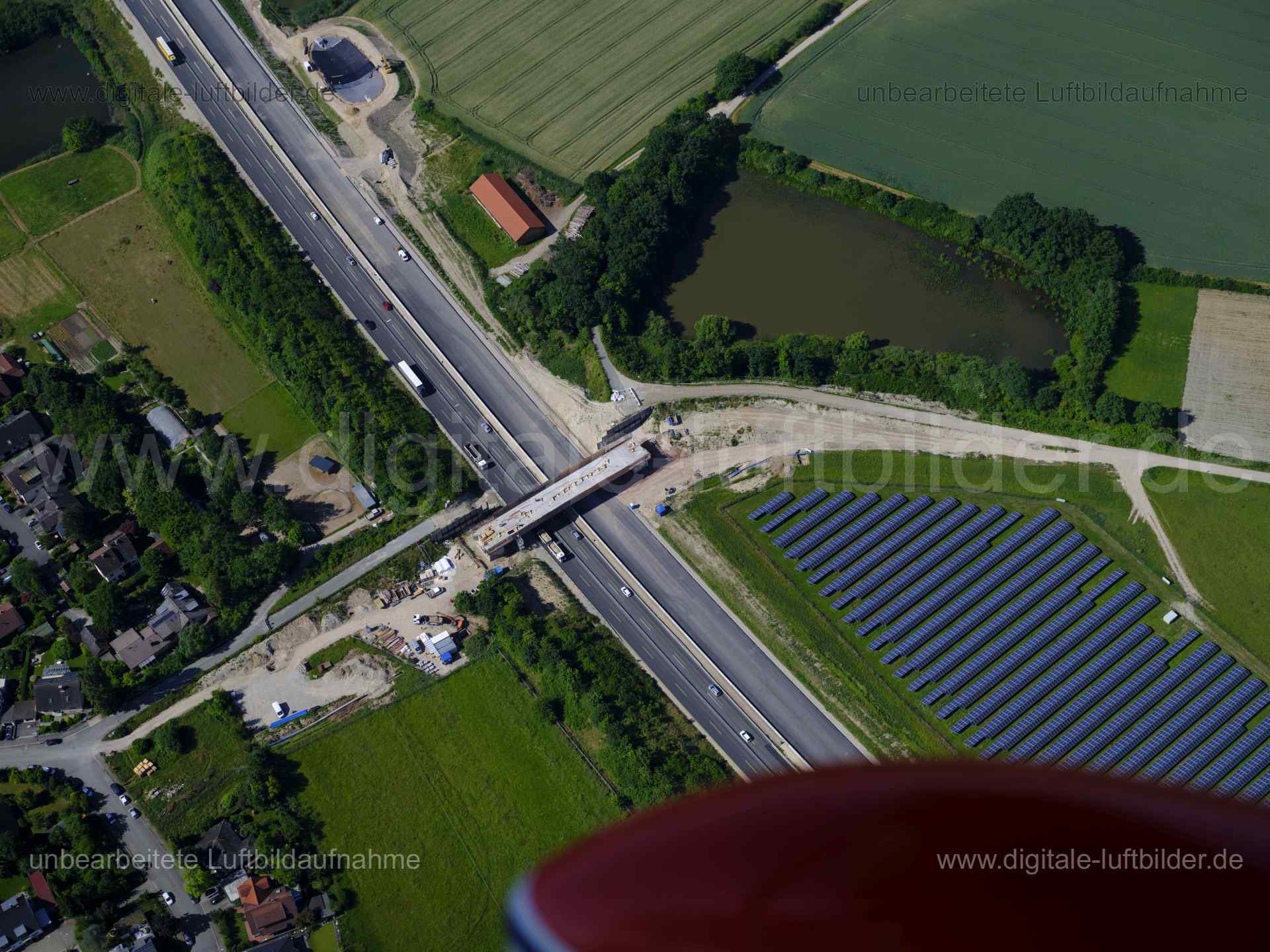 Titel: Brücke bei Kosbach, Bildnummer: f480110, Ort / Stadt: Erlangen, (Land)Kreis: kreisfreie Stadt Erlangen, Regierungsbezirk: Mittelfranken, Bundesland: Bayern, Aufnahmedatum: 14.06.2022, Schlagwörter: Luftbild, Luftbilder, Luftbildfotografie, Luftaufnahme, Luftbildaufnahme, Luftfoto, Luftbildarchiv, Luftbildsuche, Vogelperspektive, Vogelansicht, Deutschland, , Brücke, Baustelle, Autobahn Autobahn A3, BAB 3, Monat: Juni, Jahreszeit: Sommer, Tageszeit: Vormittag / Mittag, Jahr: 2022, Flug ID: