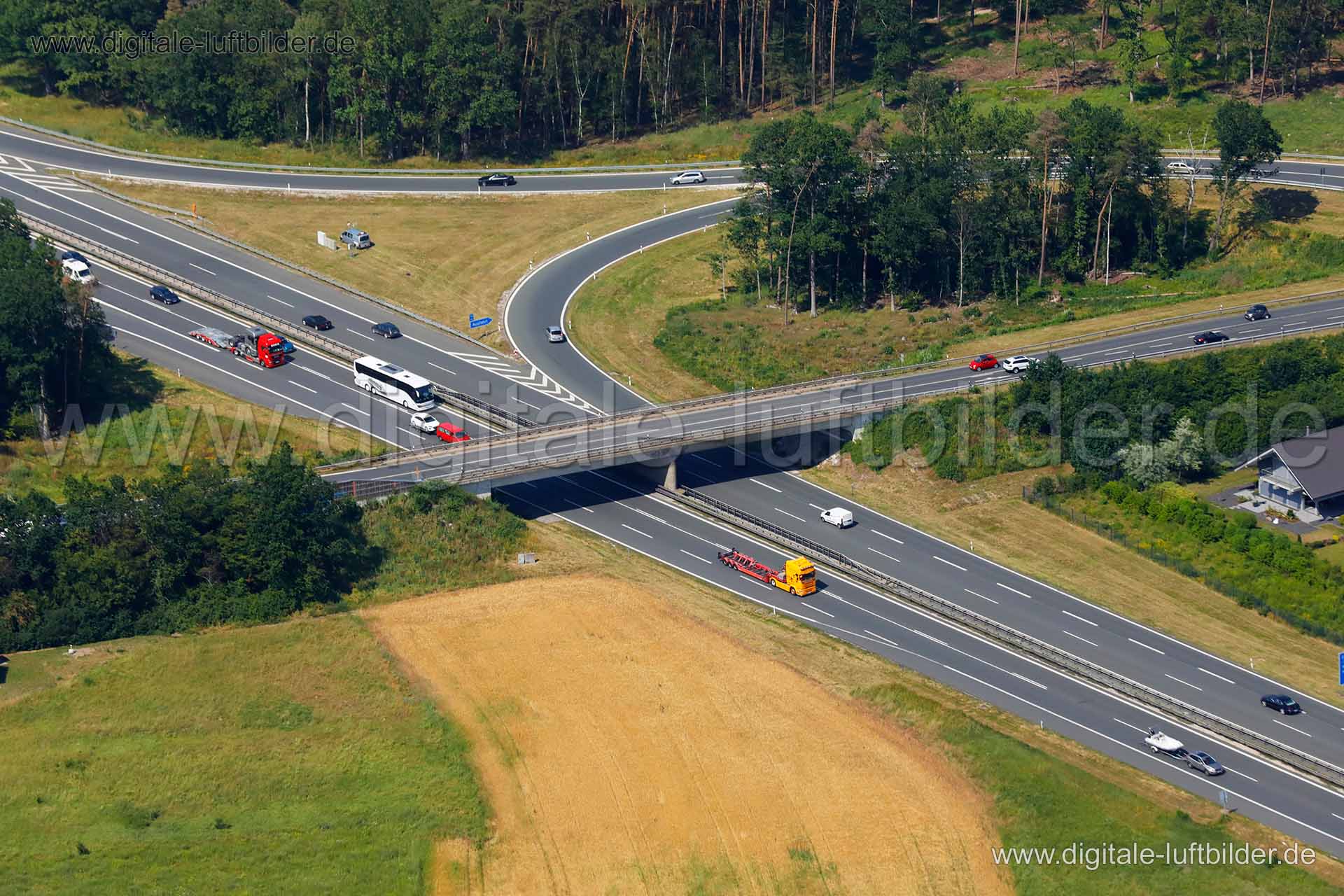 Titel: Brücke Erlangen West, Bildnummer: c314940, Ort / Stadt: Erlangen, (Land)Kreis: kreisfreie Stadt Erlangen, Regierungsbezirk: Mittelfranken, Bundesland: Bayern, Aufnahmedatum: 26.06.2019, Schlagwörter: Luftbild, Luftbilder, Luftbildfotografie, Luftaufnahme, Luftbildaufnahme, Luftfoto, Vogelperspektive, Vogelansicht, Deutschland, Schräg- und Senkrecht-Luftaufnahmen, Orthofotografie, Brücke Erlangen-West, Autobahn A3, Brücke, Brücke Erlangen West, Monat: Juni, Jahreszeit: Sommer, Tageszeit: M