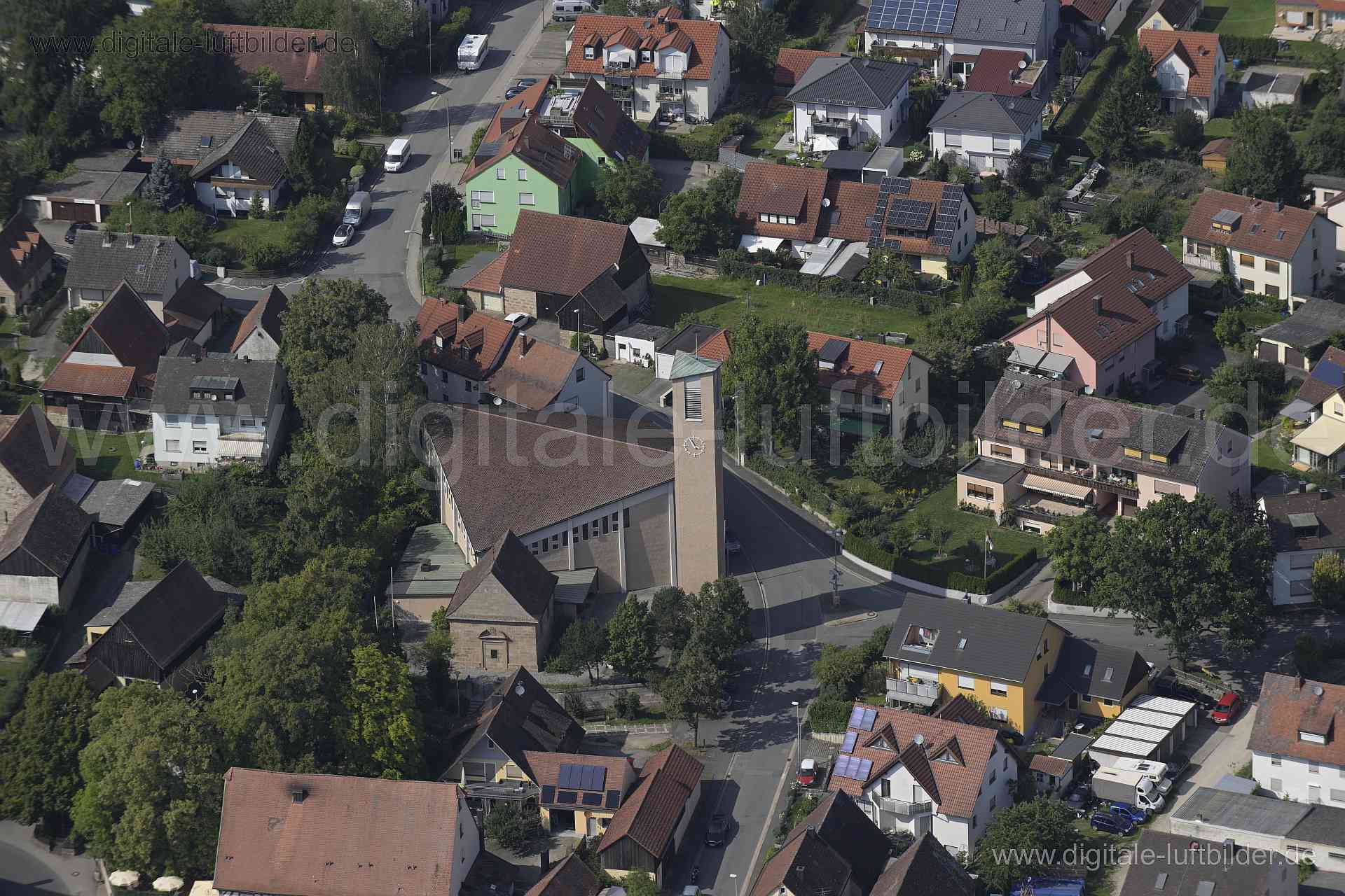 Titel: Dechsendorf, Bildnummer: n525880, Ort / Stadt: Erlangen, (Land)Kreis: Landkreis Erlangen-Höchstadt, Regierungsbezirk: Mittelfranken, Bundesland: Bayern, Aufnahmedatum: 20.08.2023, Schlagwörter: Deutschland, , Dechsendorf, Kirche, Monat: August, Jahreszeit: Sommer, Tageszeit: Vormittag / Mittag, Jahr: 2023, Flug ID: 20230820, Bildstatus: unbearbeitetes Rohbild, Bildabmessung: 8256 x 5504 Pixel, Fotograf & Copyright: Oliver Acker
