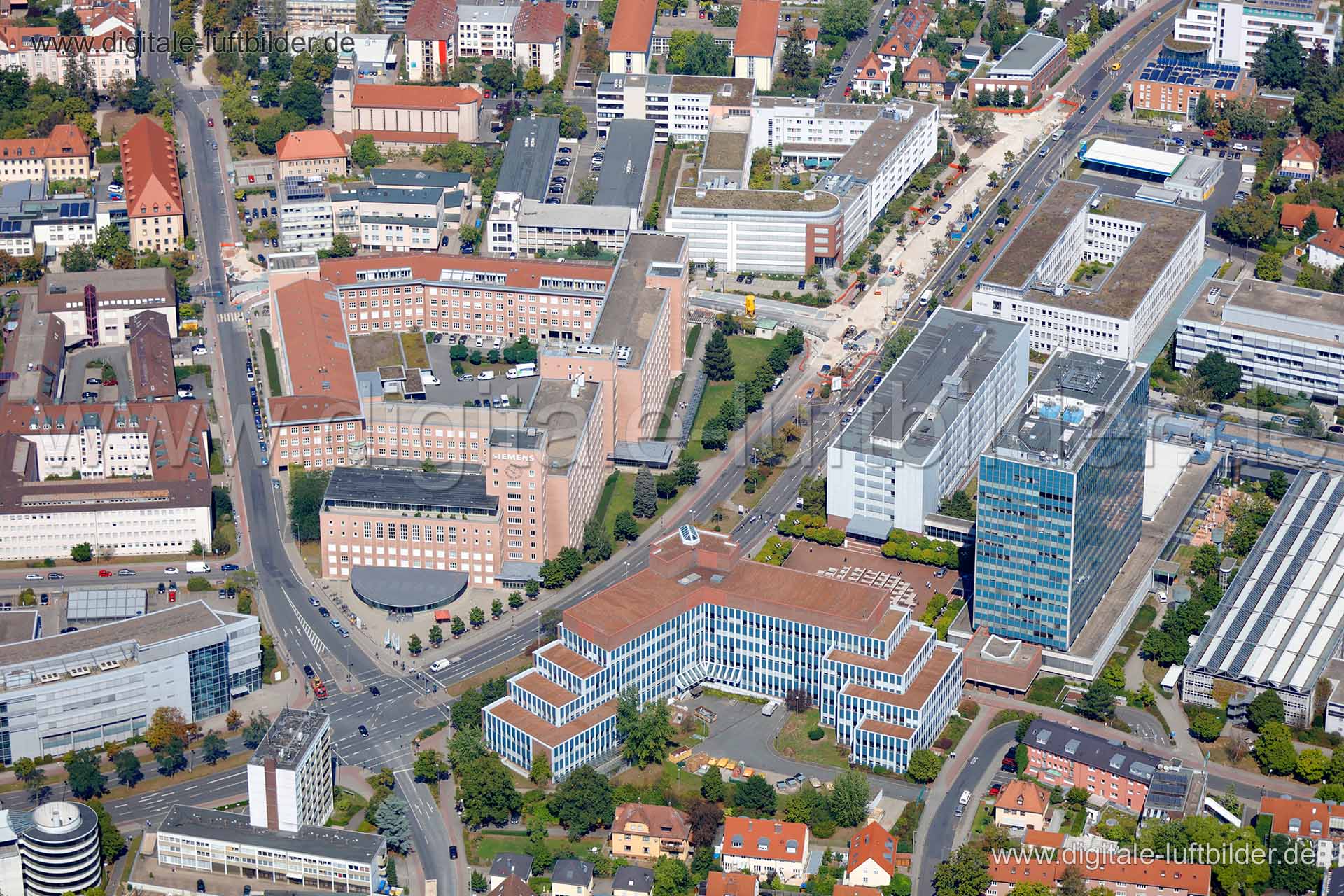 Titel: Erlangen, Bildnummer: c150710, Ort / Stadt: Erlangen, (Land)Kreis: kreisfreie Stadt Erlangen, Regierungsbezirk: Mittelfranken, Bundesland: Bayern, Aufnahmedatum: 26.08.2015, Schlagwörter: Luftbild, Luftbilder, Luftbildfotografie, Luftaufnahme, Luftbildaufnahme, Luftfoto, Vogelperspektive, Vogelansicht, Deutschland, Schräg- und Senkrecht-Luftaufnahmen, Orthofotografie, Werner-von-Siemens-Straße, Siemens, Architektur, Zeppelinstraße, Mazartstraße, Sieboldstraße, Pfälzerstraße, Hofmannstraße