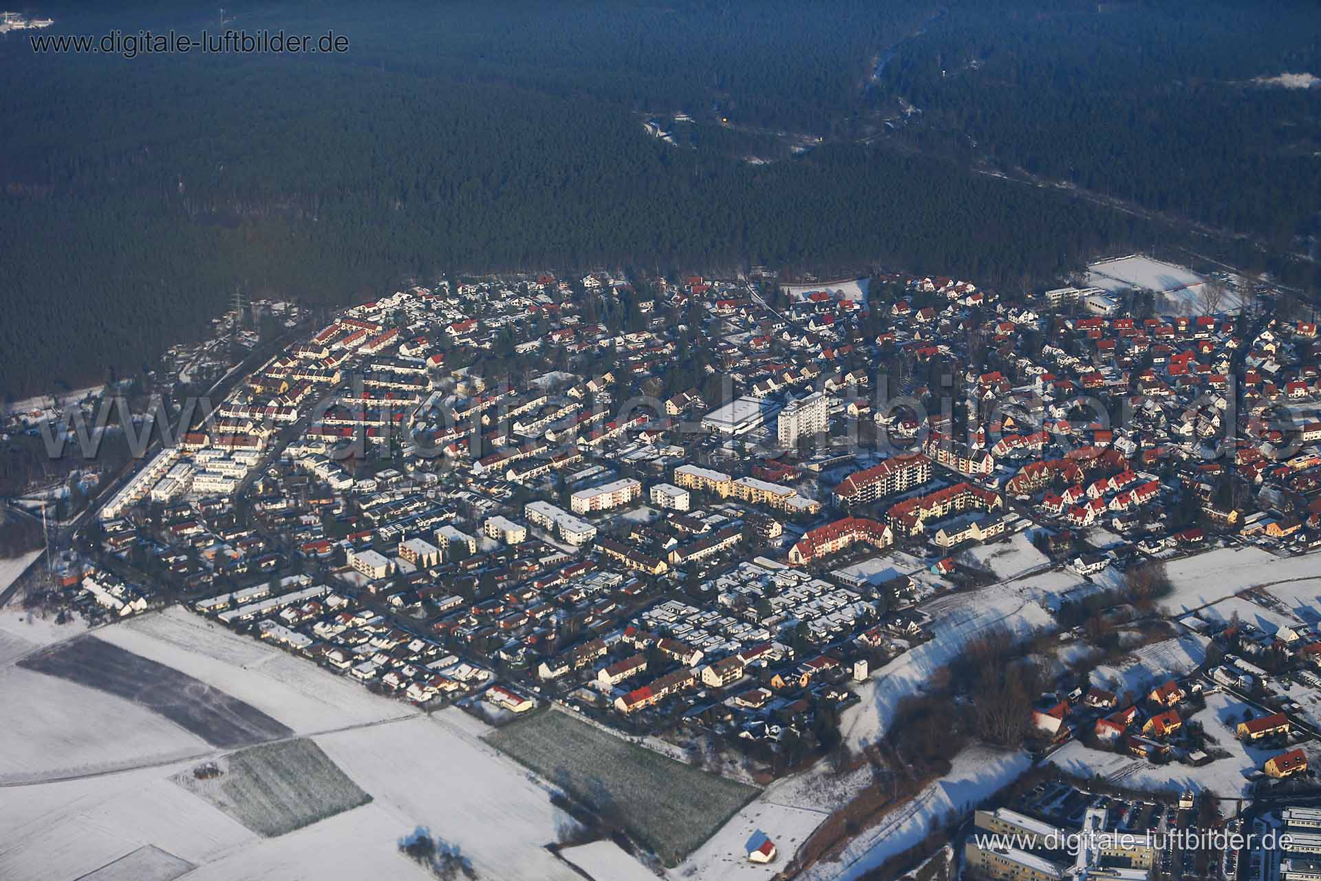Titel: Erlangen, Bildnummer: c208610, Ort / Stadt: Erlangen, (Land)Kreis: kreisfreie Stadt Erlangen, Regierungsbezirk: Mittelfranken, Bundesland: Bayern, Aufnahmedatum: 22.01.2016, Schlagwörter: Luftbild, Luftbilder, Luftbildfotografie, Luftaufnahme, Luftbildaufnahme, Luftfoto, Vogelperspektive, Vogelansicht, Deutschland, Schräg- und Senkrecht-Luftaufnahmen, Orthofotografie, Tennenlohe, Weinstraße, Lachnerstraße, Gewerbeflächen & Gewerbeimmobilien, Erlangen, Monat: Januar, Jahreszeit: Winter, Ta
