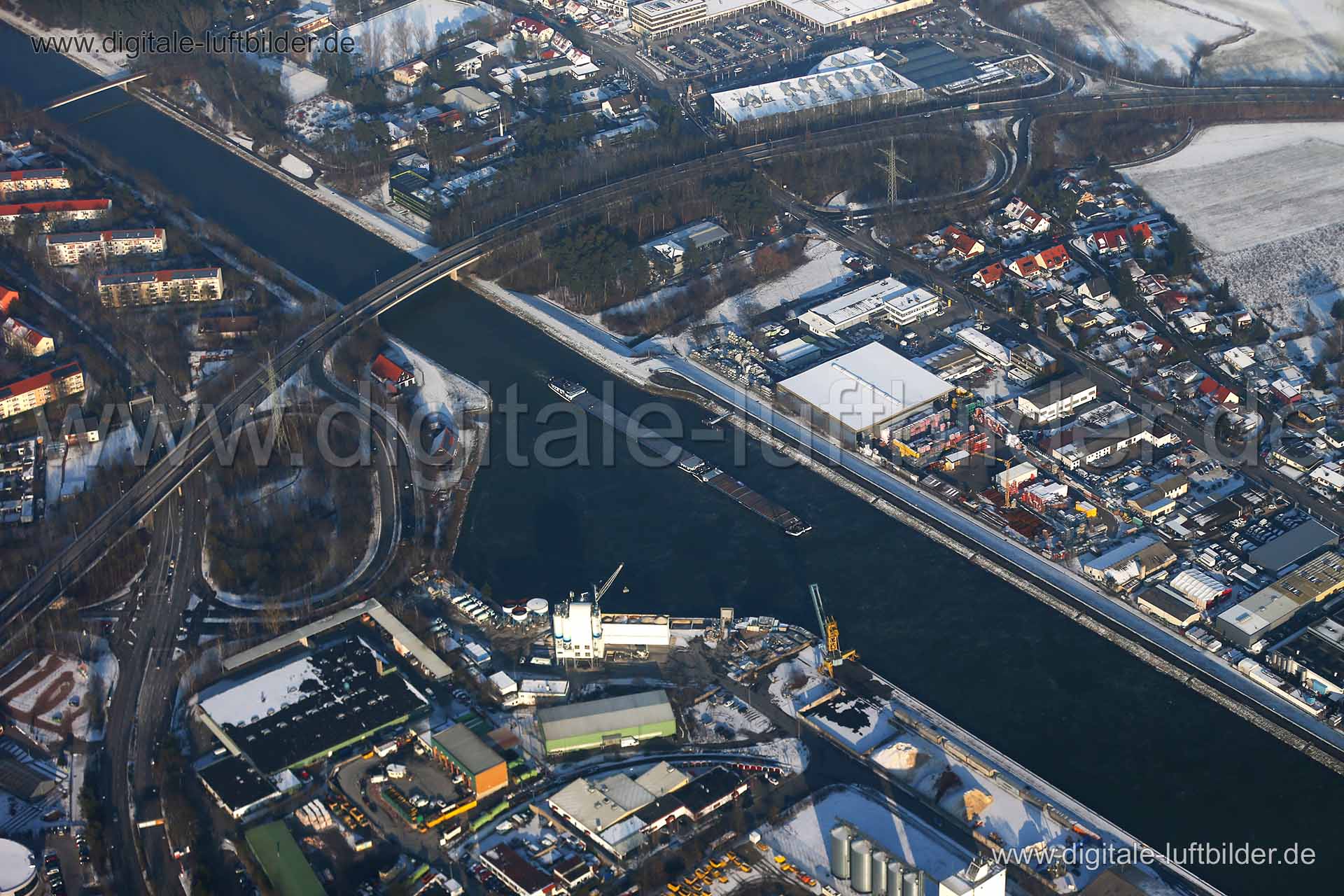 Titel: Erlangen, Bildnummer: c208730, Ort / Stadt: Erlangen, (Land)Kreis: kreisfreie Stadt Erlangen, Regierungsbezirk: Mittelfranken, Bundesland: Bayern, Aufnahmedatum: 22.01.2016, Schlagwörter: Luftbild, Luftbilder, Luftbildfotografie, Luftaufnahme, Luftbildaufnahme, Luftfoto, Vogelperspektive, Vogelansicht, Deutschland, Schräg- und Senkrecht-Luftaufnahmen, Orthofotografie, Hafen, Schallershofer Straße, Sonnenblick, Main-Donau-Kanal, Adenauerring, Büchenbacher Damm, Schiff, Schifffahrt, Frauena